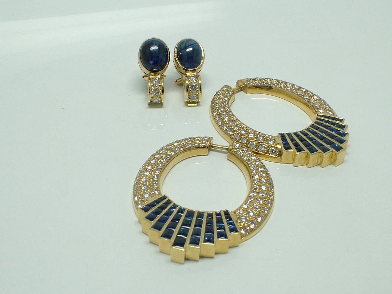 Women's Sumptuous day and night yellow gold diamond sapphire earclips For Sale