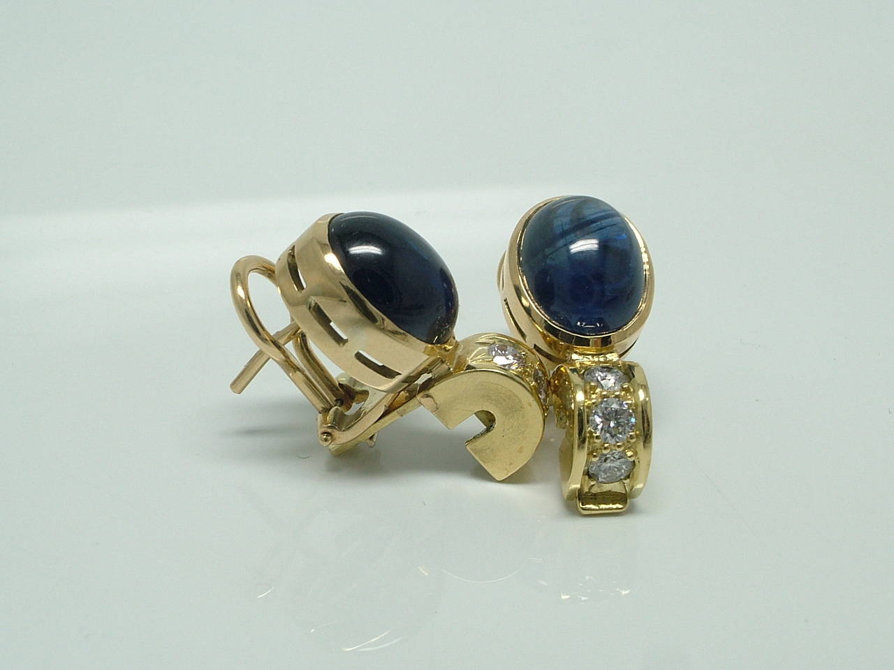 Sumptuous day and night yellow gold diamond sapphire earclips For Sale 1