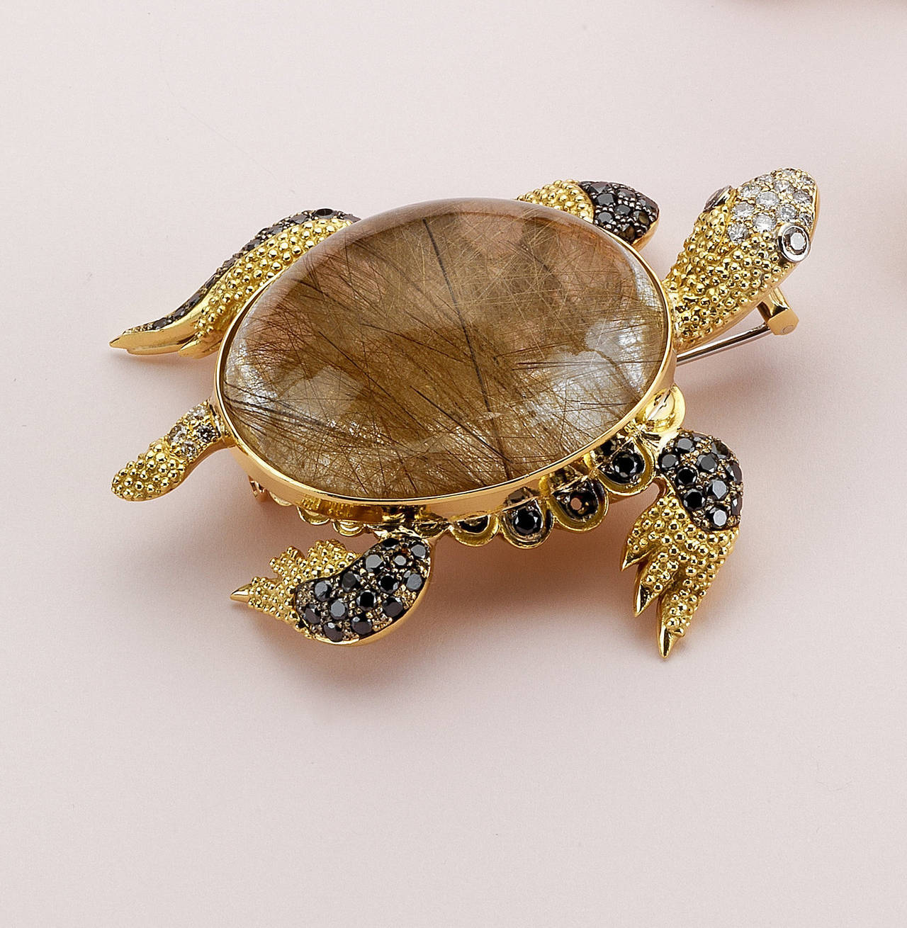 Designed as a sculpted sea turtle with brown diamond eyes. The carapace of the turtle is formed of a large smoky quartz measuring 4x3 cm with white, brown and black diamond accented eyes and flippers, with a total weight of approx. 4.50ct.
Mounted