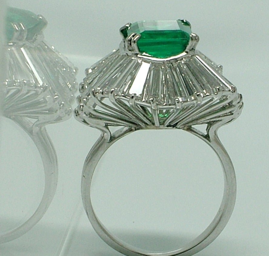 Certified 2.20 Carat Emerald-Cut Colombian Emerald Diamond Ballerina Ring In Excellent Condition For Sale In Madrid, ES