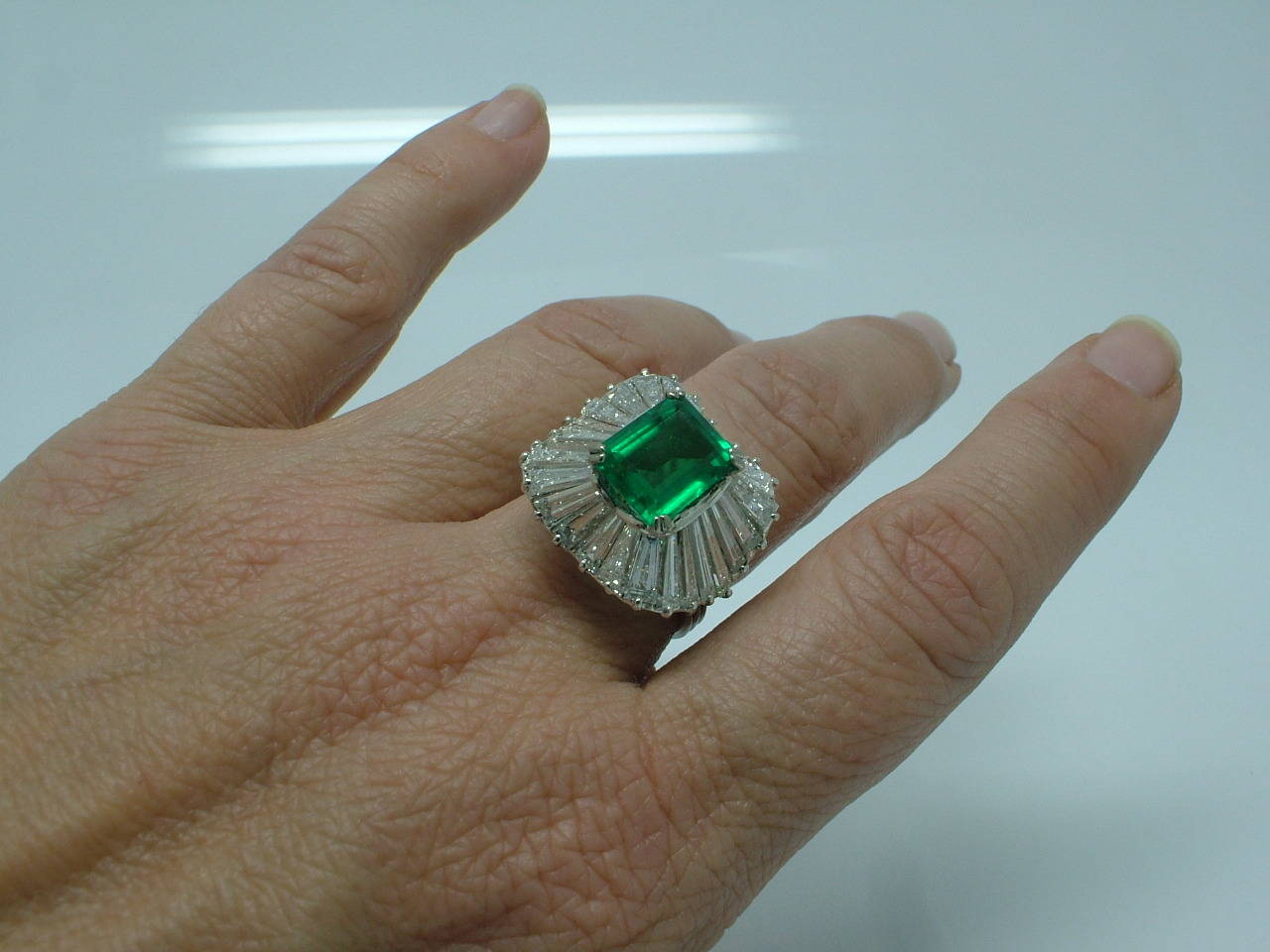 Certified 2.20 Carat Emerald-Cut Colombian Emerald Diamond Ballerina Ring For Sale 1