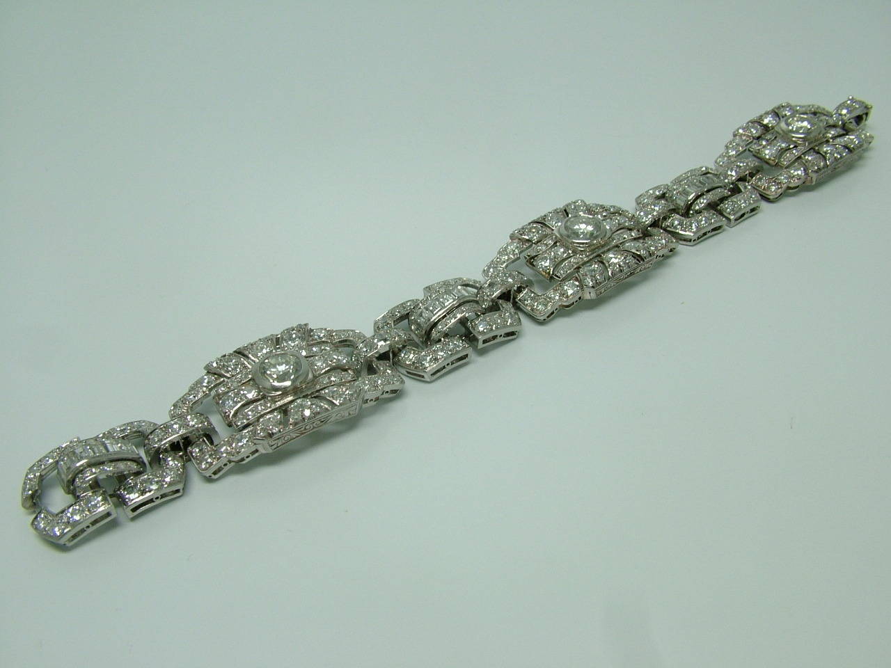 Classic Art Deco Pave Diamond Gold Bracelet In Excellent Condition For Sale In Madrid, ES