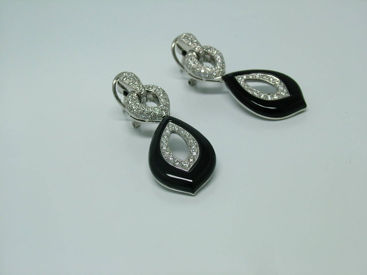Onyx Diamond Gold Dangle Earrings In Excellent Condition For Sale In Madrid, ES