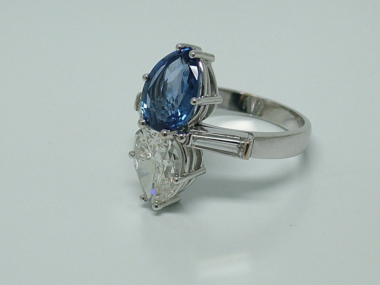 Contemporary Toi et Moi Sapphire Diamond Gold Engagement Ring For Sale
