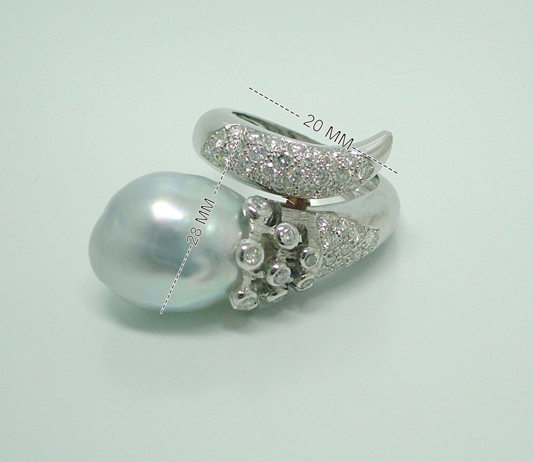 Whimsical Baroque Pearl Diamond Ring In Excellent Condition For Sale In Madrid, ES