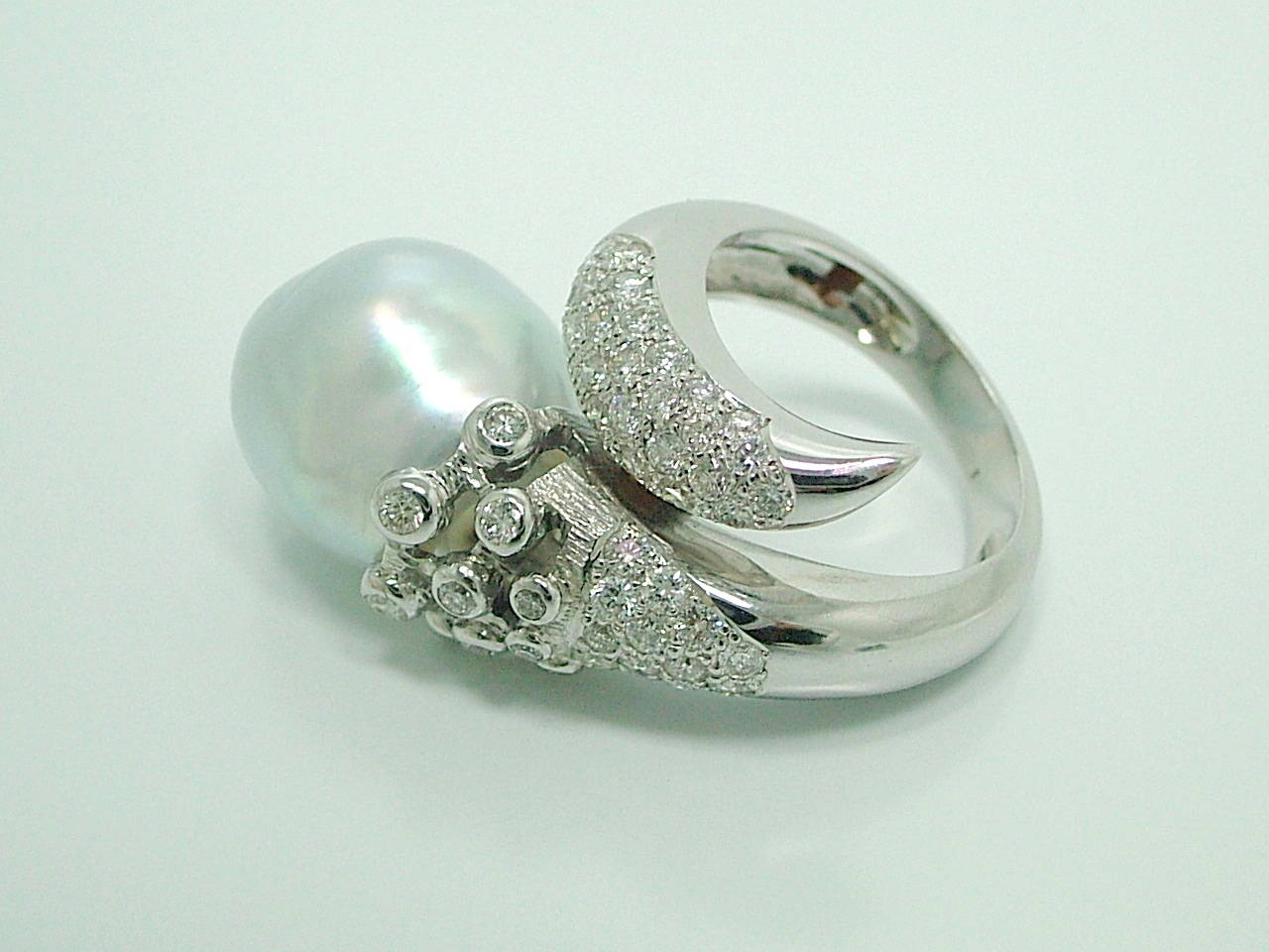 A singular modern design ring with a fabulous baroque cultured pearl measuring:  17 X 14 mm as protagonist.

It is accented with brilliant shape diamonds with a total estimated weight of: 1.50ct.

Front measures: wide: 28 mm long: 20 mm
Size: