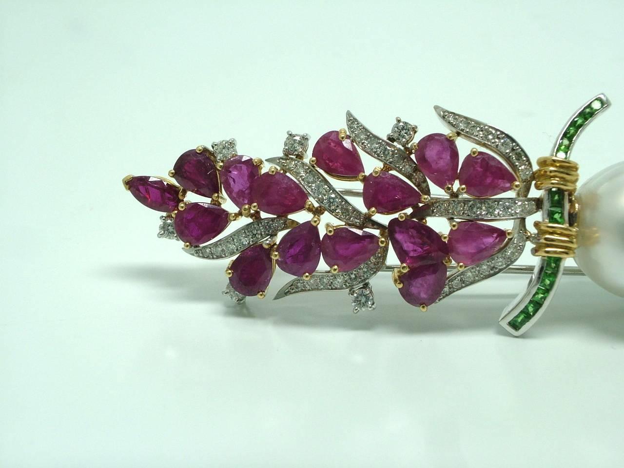 Denizse Gem Set Pearl Diamond Gold bird of paradise brooch In Excellent Condition For Sale In Madrid, ES