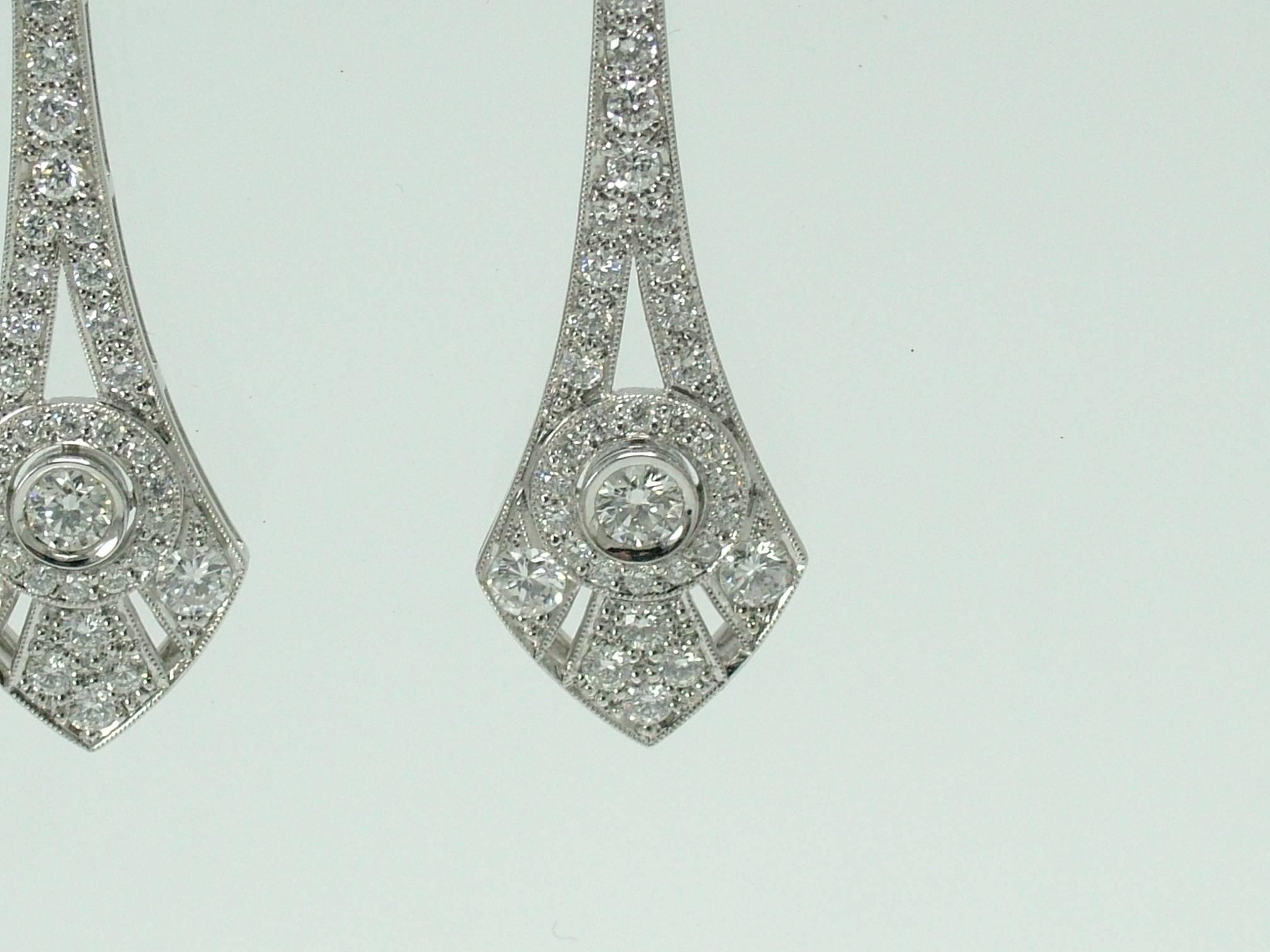 A pair of long pendant diamond earrings, emphatically geometrical in design.
For the enlongated shape and geometrical motifs this earrings, manufactured in the present this earrings revive the fashionable twenties.
Diamond estimated weight-