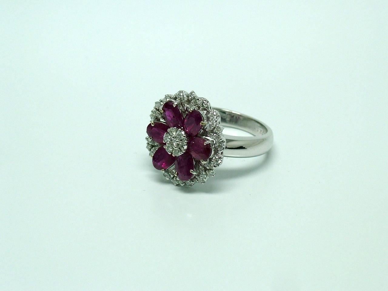 Ruby Diamond Gold Flower Ring In New Condition For Sale In Madrid, ES