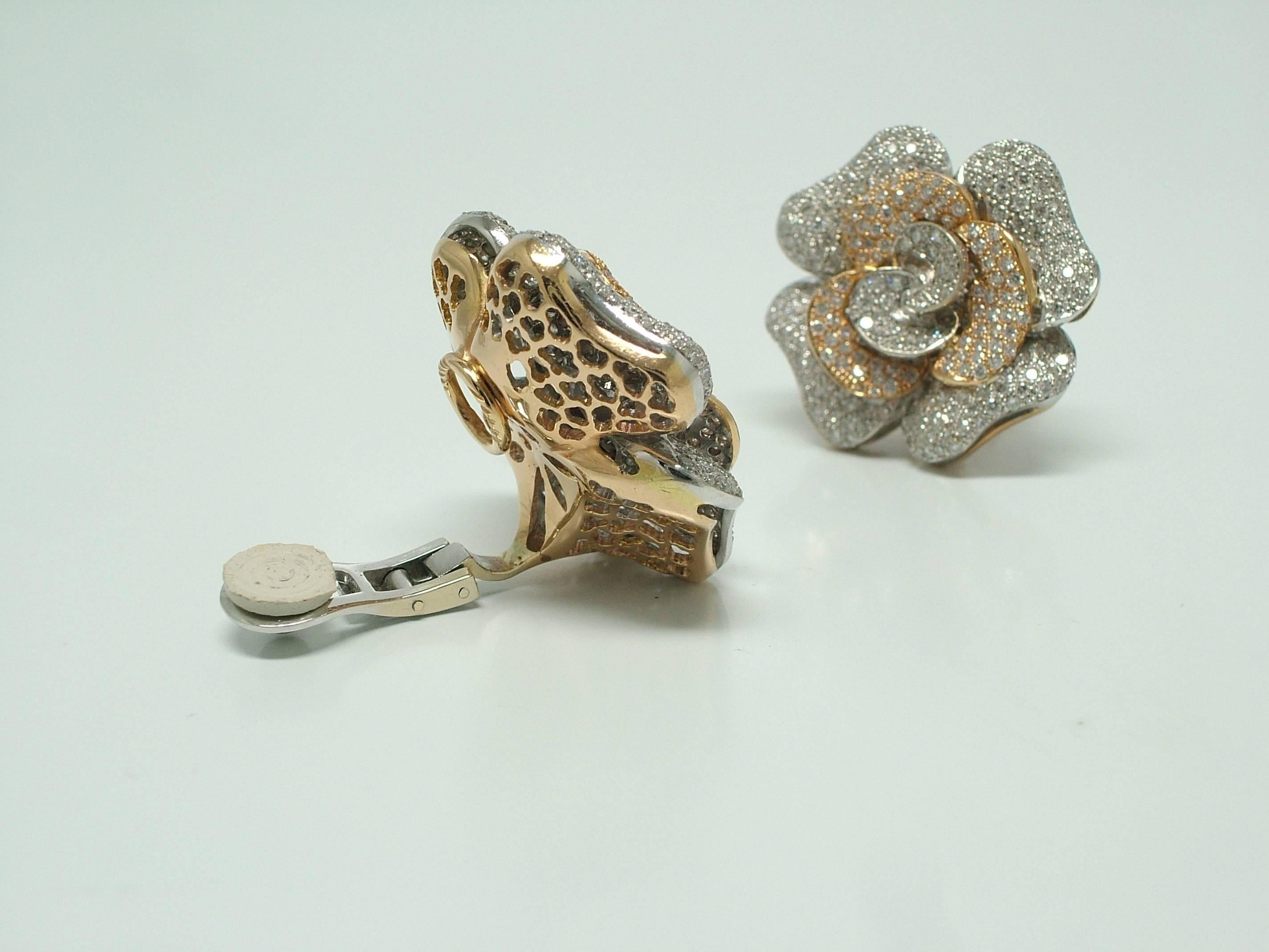 Pavé Set Diamonds Gold Camelia Earclips In Excellent Condition For Sale In Madrid, ES
