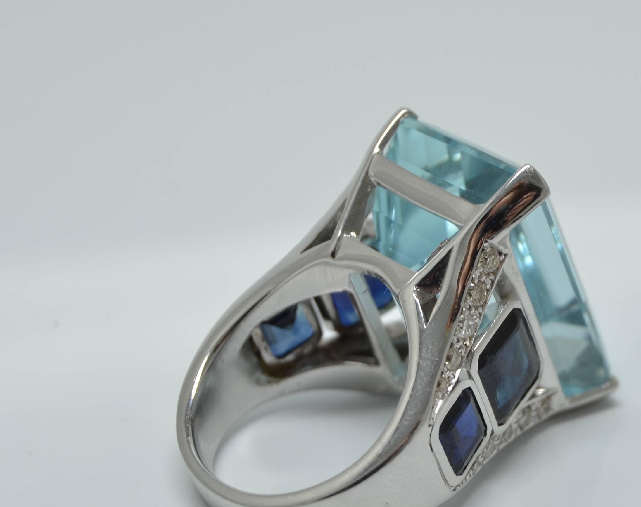 38.20 Carat Aquamarine Sapphire Diamond White Gold Ring In Excellent Condition For Sale In Madrid, ES