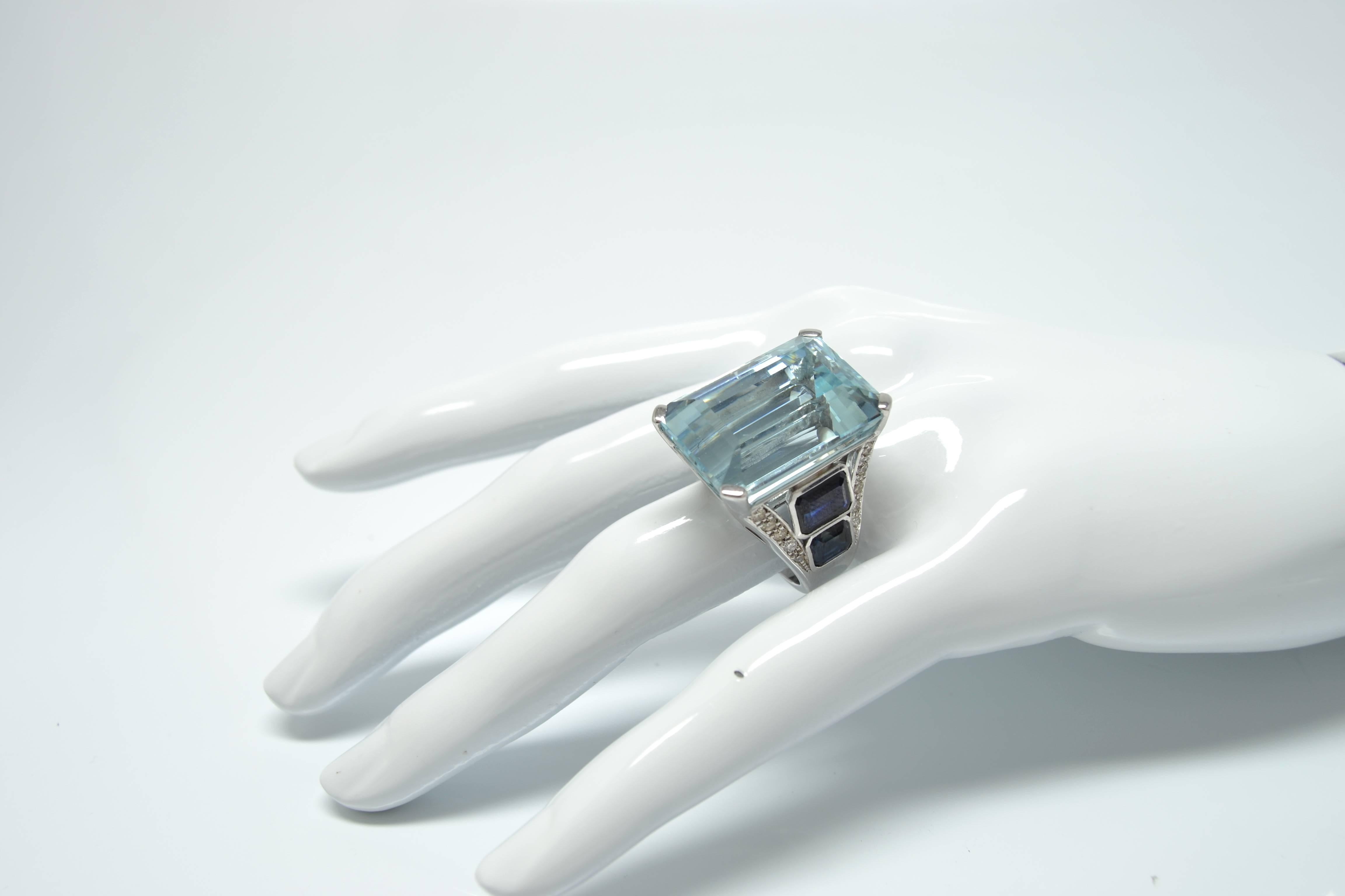 Women's 38.20 Carat Aquamarine Sapphire Diamond White Gold Ring For Sale
