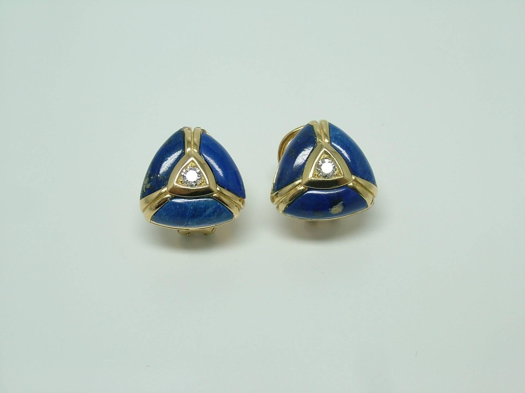 An elegant of contemporary pair earrings to wear every day.
Of a geometrical design with two diamonds weighting 0,25ct. surrounded by lapis lazuli.

Each pice of fine jewelry is accompanied by a certificate it will include a description of the