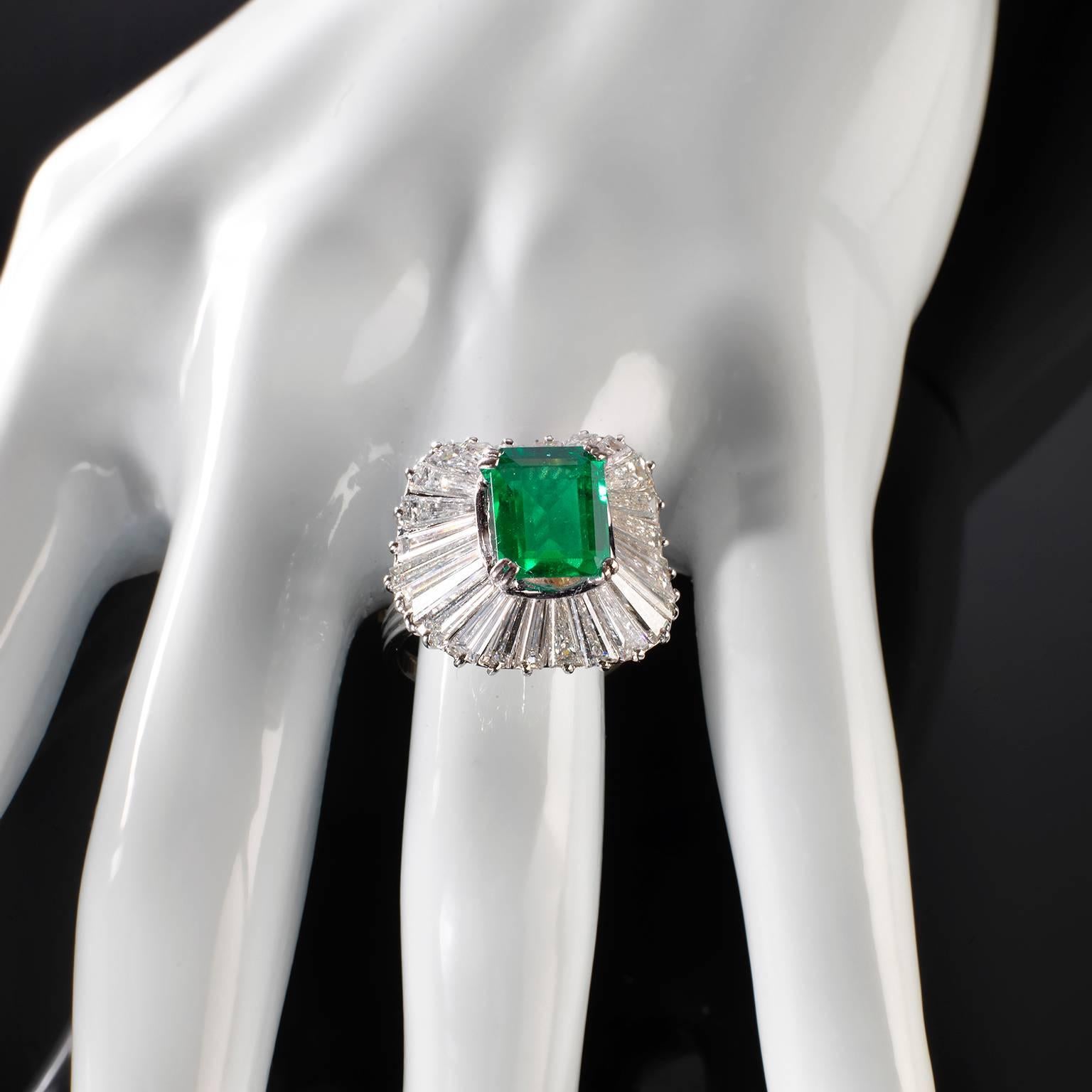 Certified 2.20 Carat Emerald-Cut Colombian Emerald Diamond Ballerina Ring For Sale 3