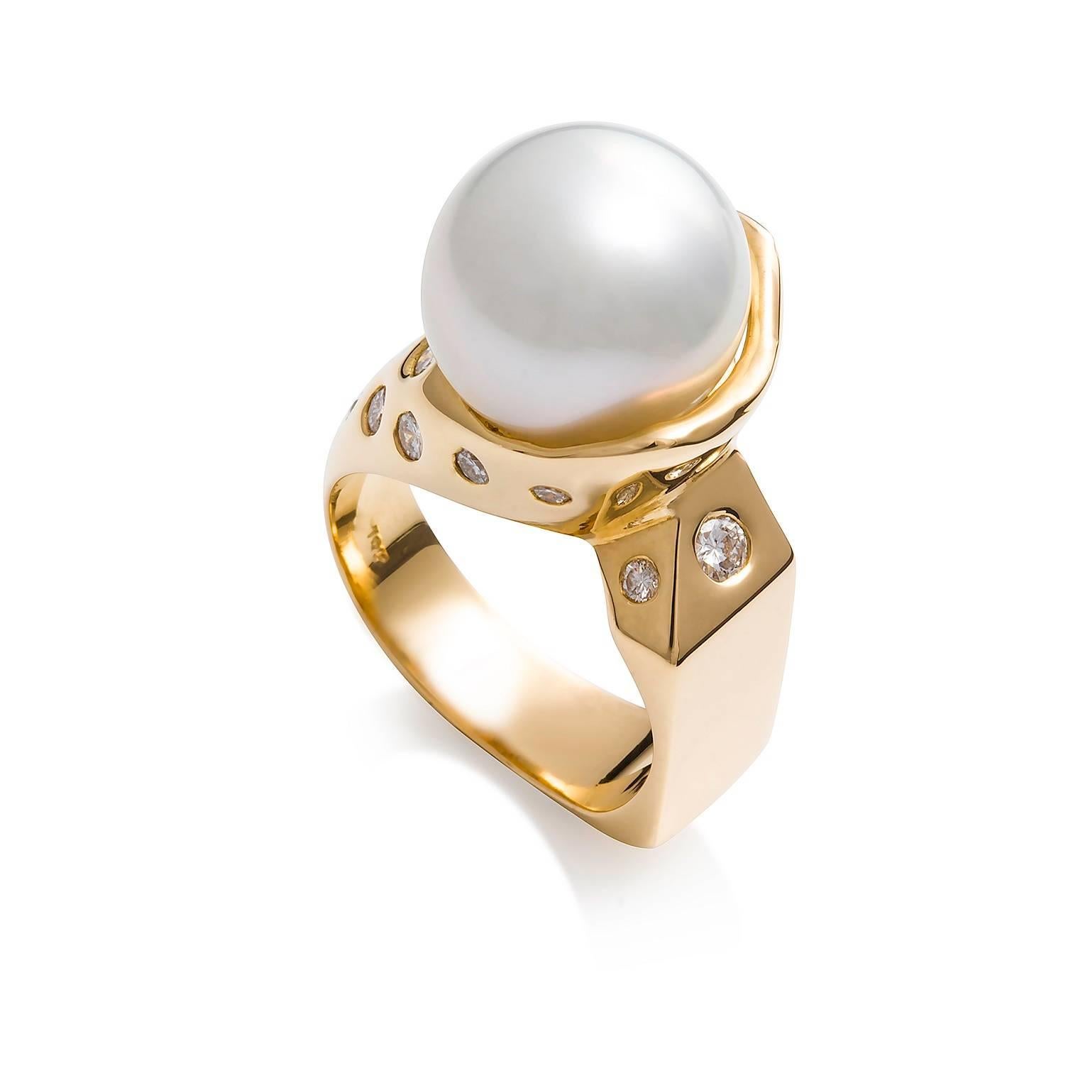 Perla & Diamante Ring

This sublime cocktail ring is set with an exquisite South Sea Pearl together with gypsy set diamonds in the fancy angled and up swept setting.

Round pearl: white, Broome origin, 13.15mm

Round brilliant cut diamonds: F