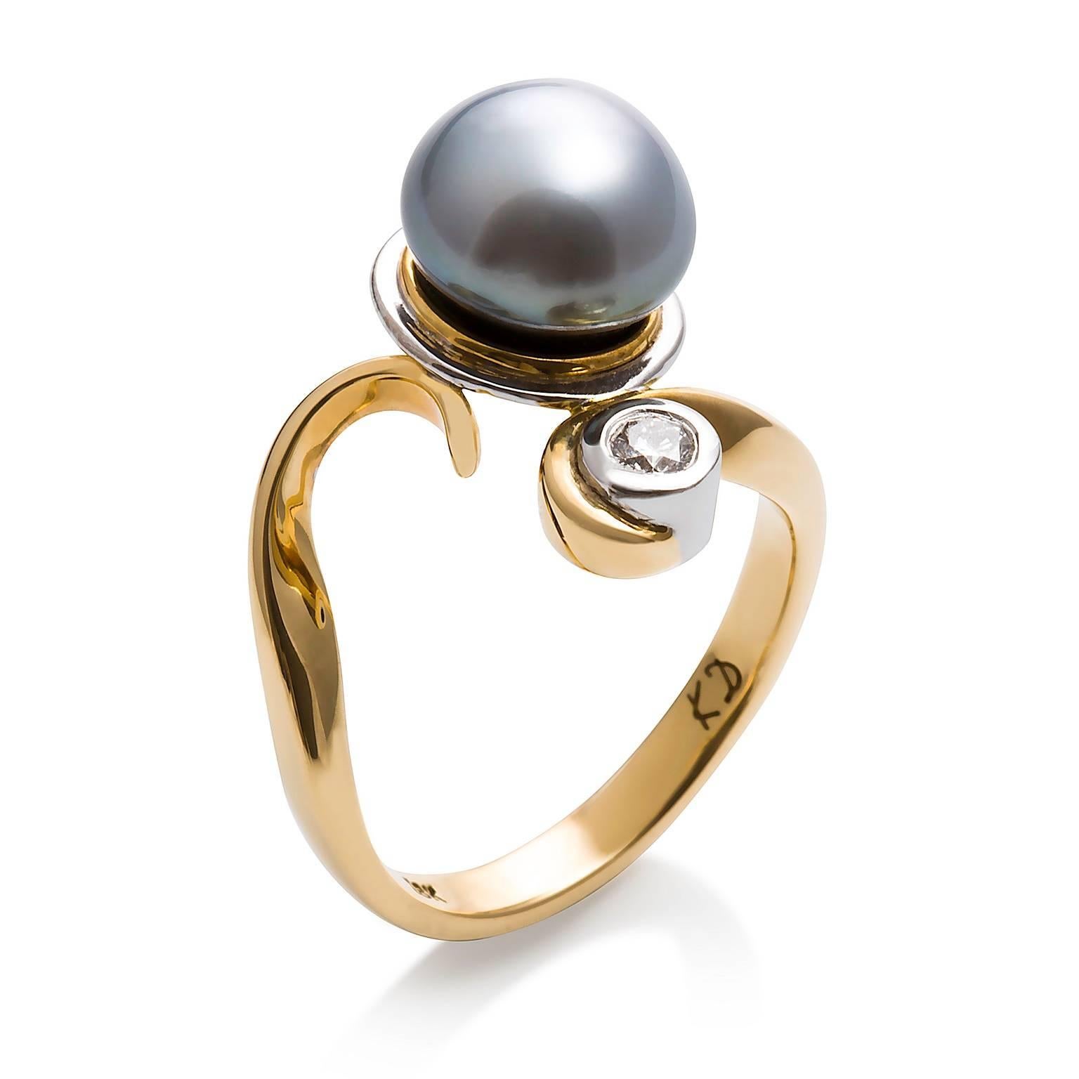 Silver Perla & Diamante Ring

This beautiful hand-made dress ring has a yellow gold band and white gold settings of Tahitian pearl and diamond.

Tahitian pearl: silver colour, 10.26mm

Round brilliant cut diamond: G colour, VS clarity, 3.5mm,