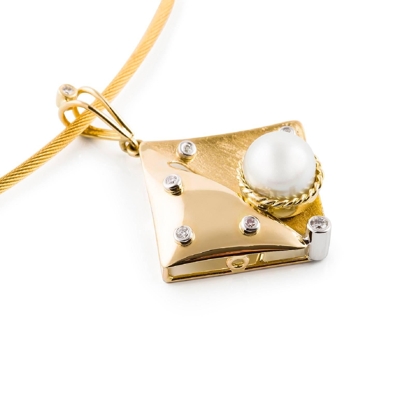 Perla & Diamante Neckpiece

This unique off-set square shaped pendant in 18ct yellow gold is set with a beautiful South Sea pearl and 18ct white gold chenier set diamonds. The delicate open-style bail is complemented with an 18ct white gold chenier