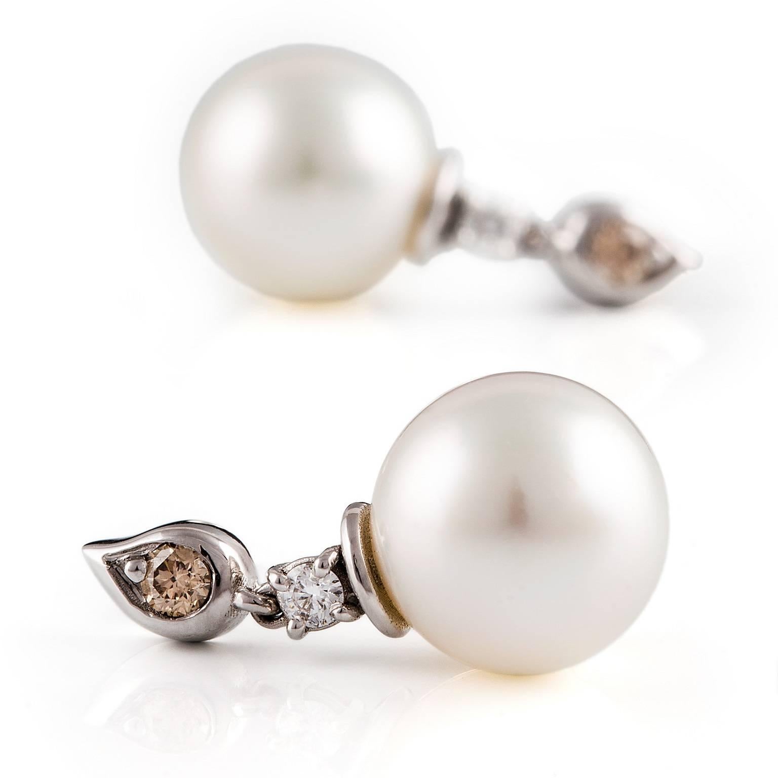 Tear Drop Perla Earrings

These exquisite earrings are set with a stunning pair of South Sea pearls, a white diamond pair and a cognac diamond pair that are contained within the fancy tear drop motifs. 

South Sea pearls: white color, high luster,