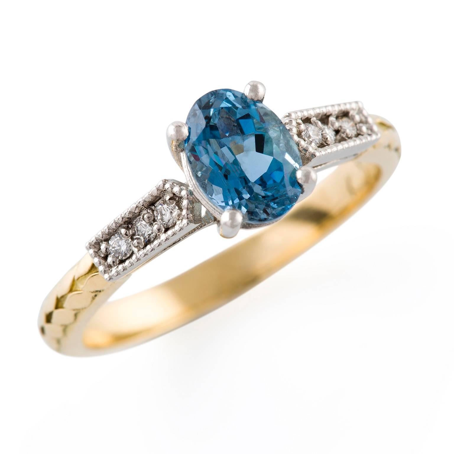 Platino Oro Aquamarina Diamante Ring

This elegant vintage style ring consists of a beautiful four claw set oval cut Aquamarine .Six petite round diamonds have been set into the band on either side of the main settings with lovely mil-grain