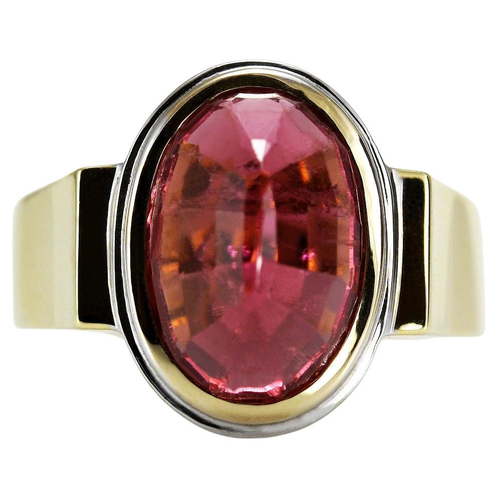 Tormalina Ring

This gorgeous handmade ring is set with a large and attractive pink tourmaline in a stepped white gold chenier. The band is made of yellow gold which flares towards the setting. 

1 x  Oval faceted Tourmaline: Orangey-pink colour,