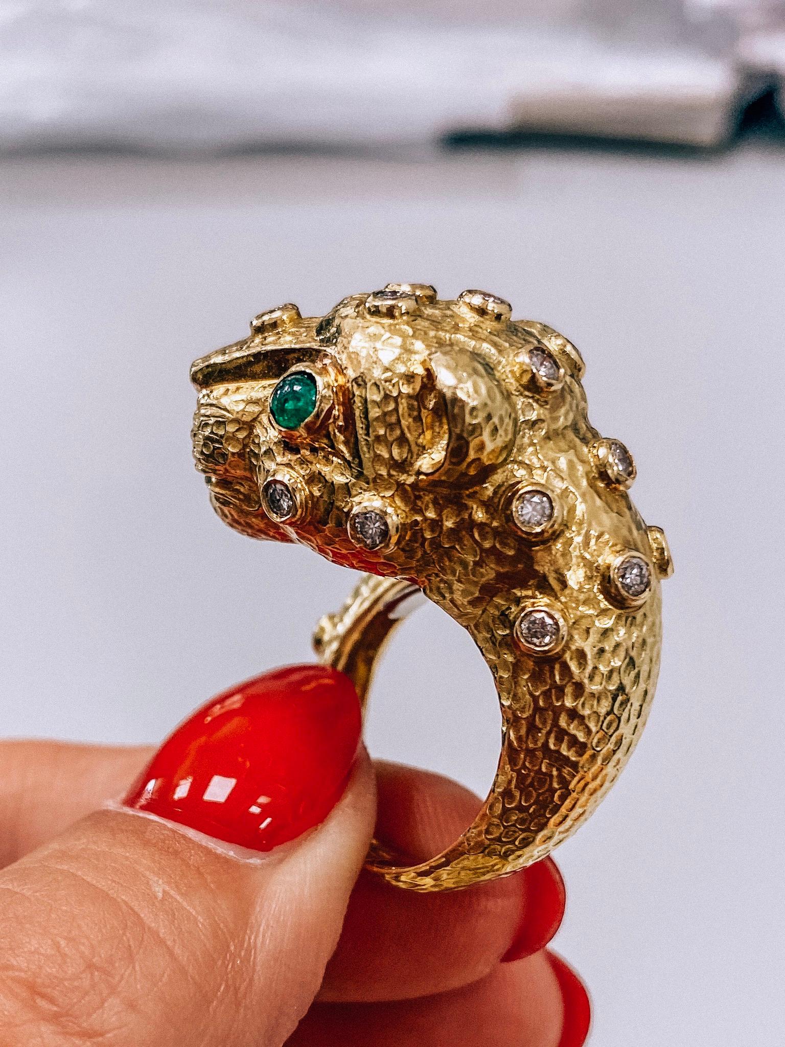 Women's or Men's David Webb Leopard 18 Karat Yellow Gold Green Emeralds, Diamonds Ring For Sale