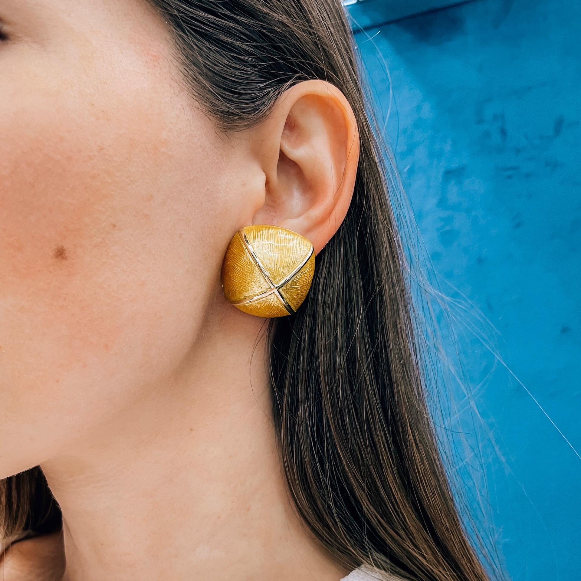David Webb, grandes boucles d'oreilles boutons à clip en or jaune laqué Pour femmes en vente