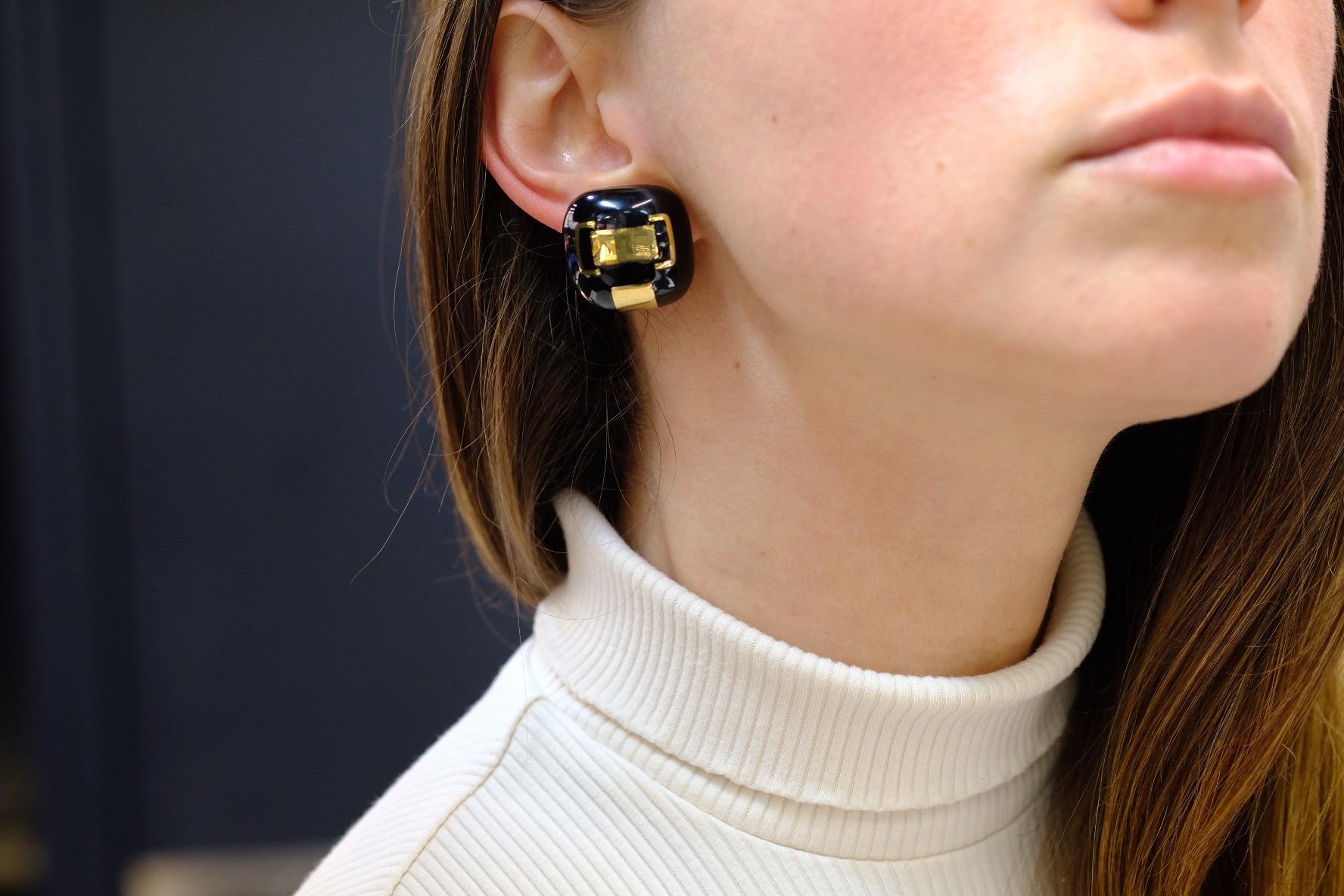David Webb - Boucles d'oreilles clips en or jaune 18 carats avec émail noir en forme de coussin Pour femmes en vente