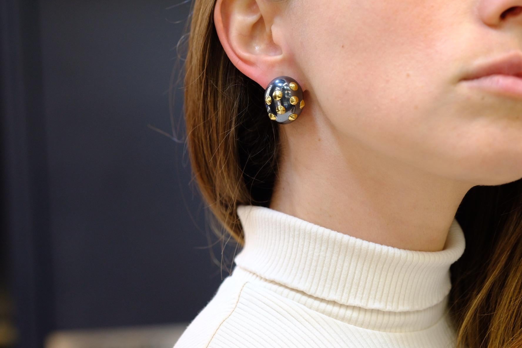 Angela Cummings Hematite 18 Karat Yellow Gold Studed Earrings For Sale 1