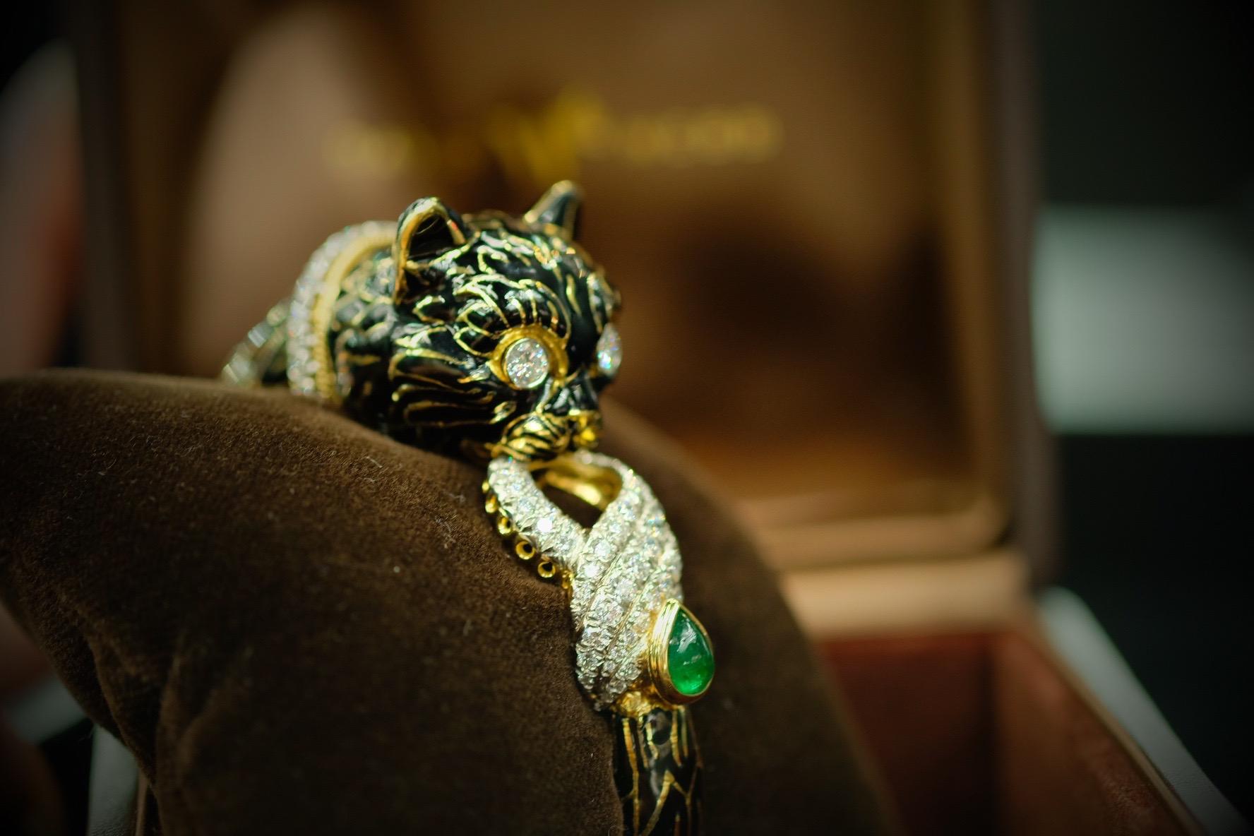 David Webb Black Enamel Cat Head Cuff Bangle Bracelet In Excellent Condition In New York, NY