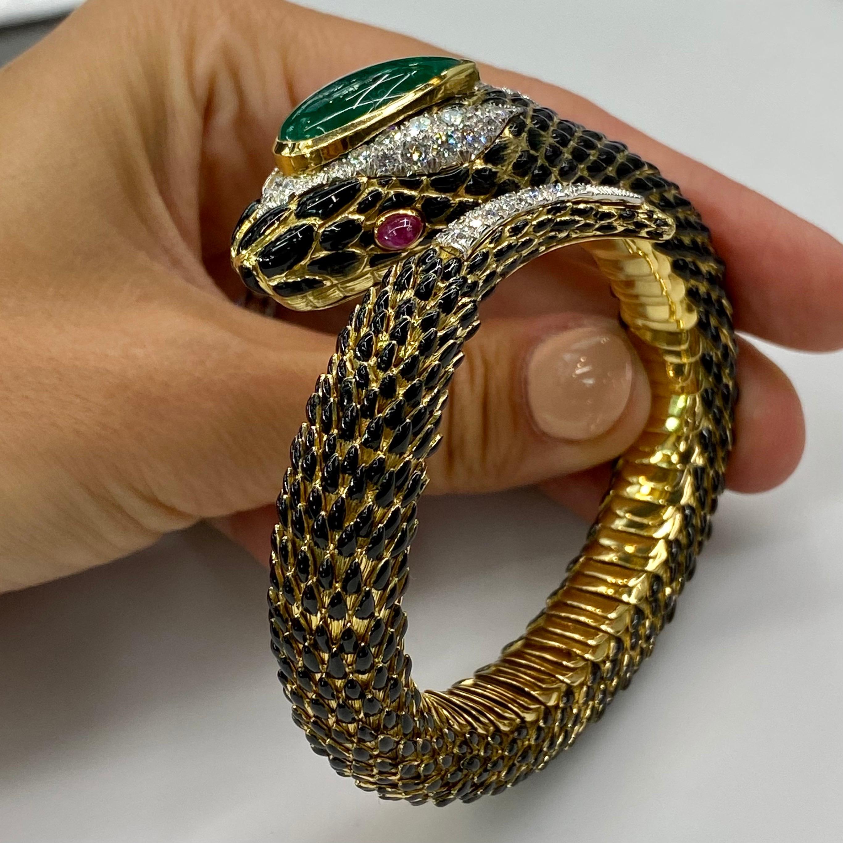 David Webb Bracelet charmeur de serpent en or, émeraudes, rubis et diamants Excellent état - En vente à New York, NY