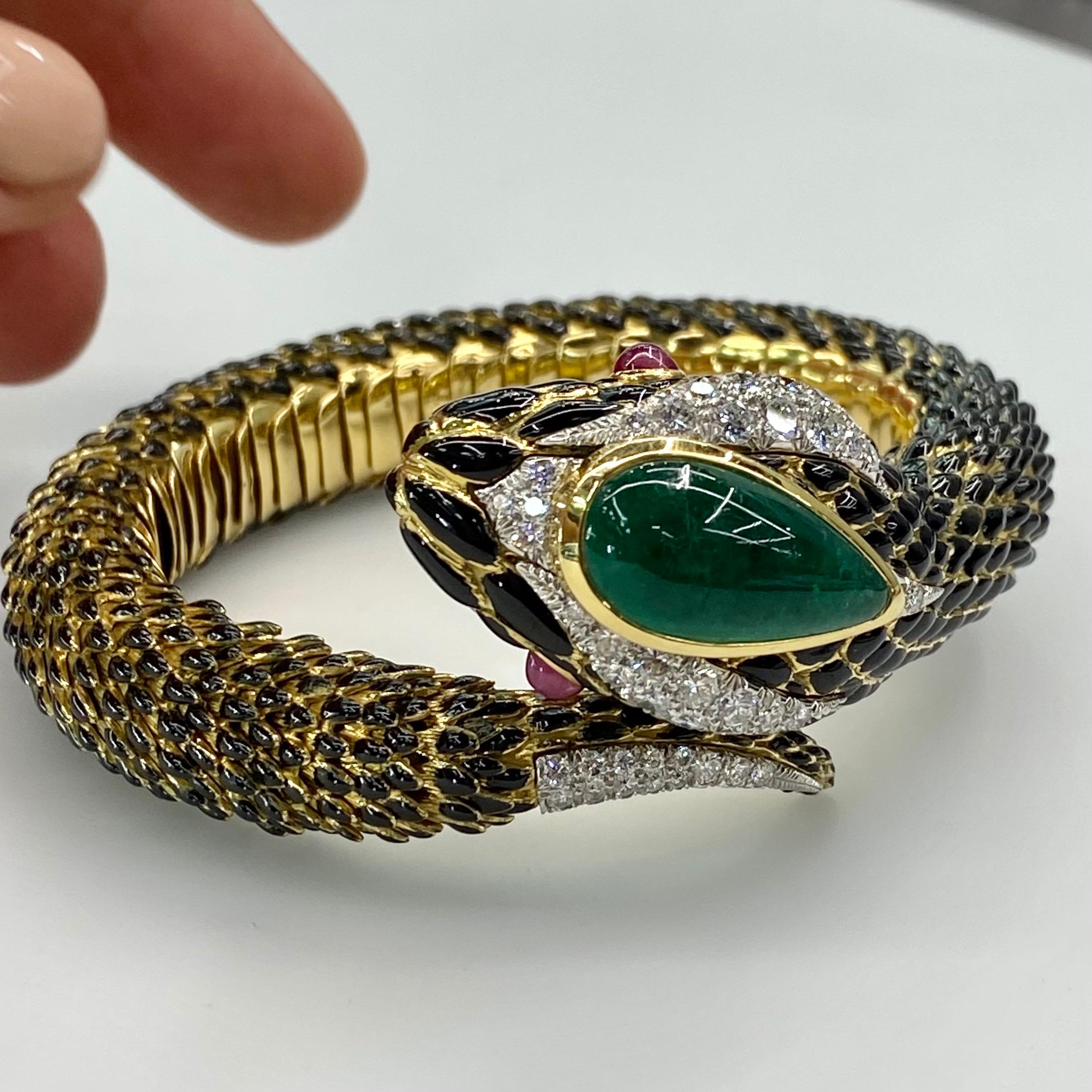 David Webb Bracelet charmeur de serpent en or, émeraudes, rubis et diamants Unisexe en vente