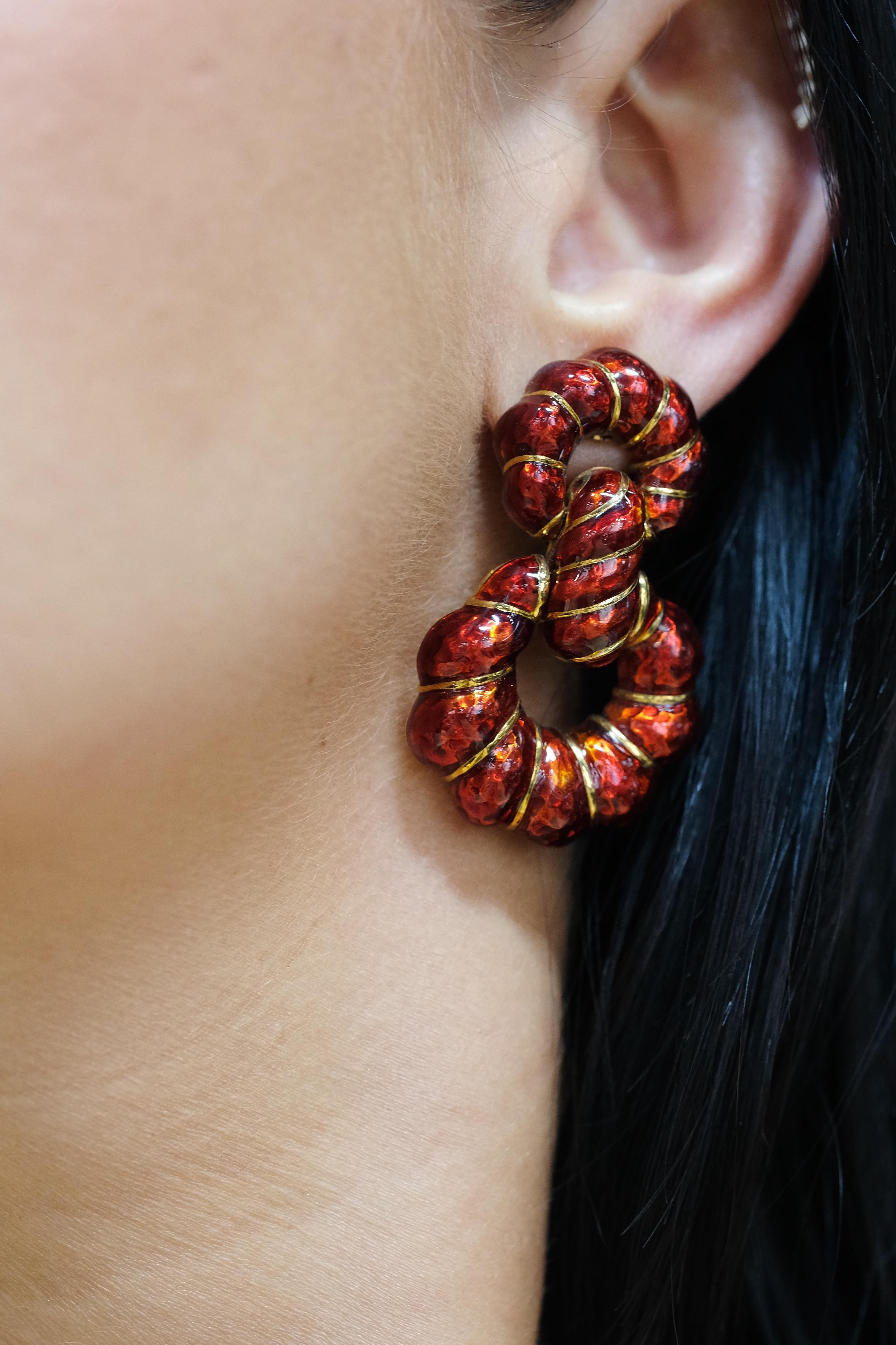 David Webb - Boucles d'oreilles clips en or jaune 18 carats, émail rouge et cannelures. en vente 2