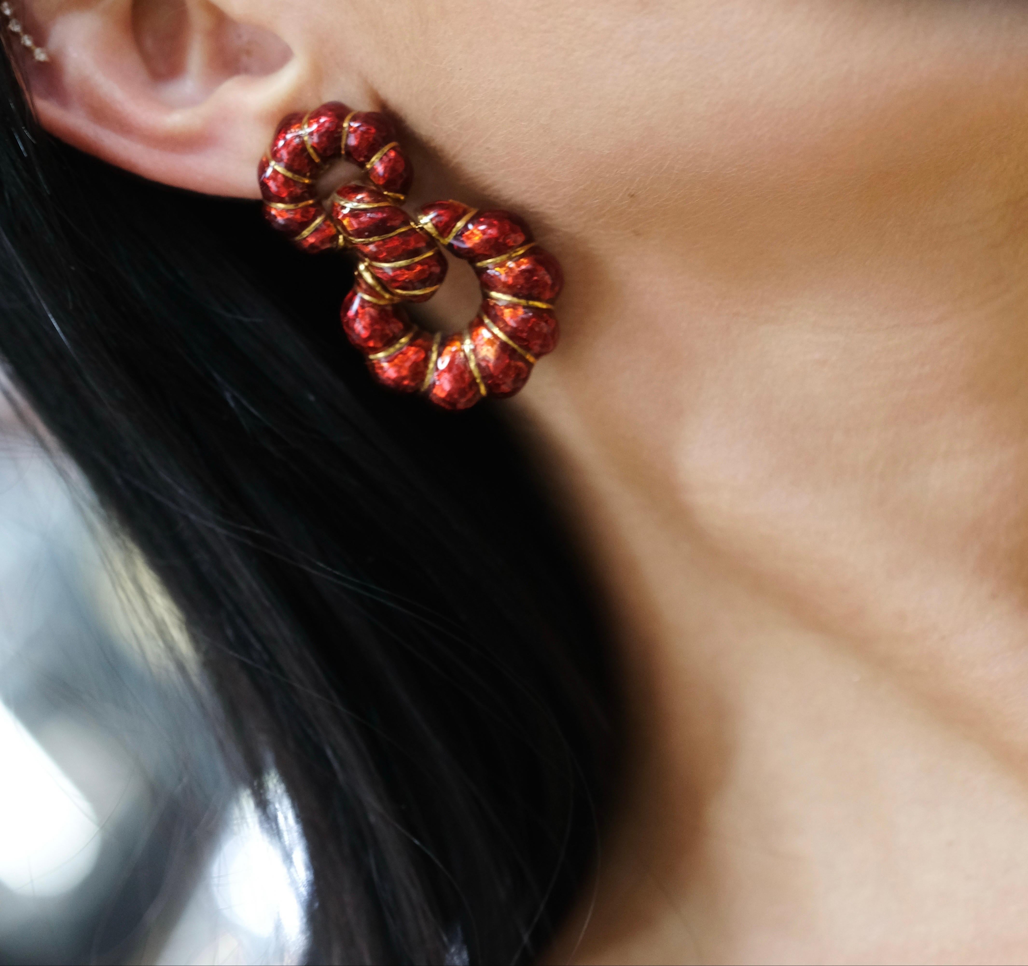 David Webb - Boucles d'oreilles clips en or jaune 18 carats, émail rouge et cannelures. en vente 1