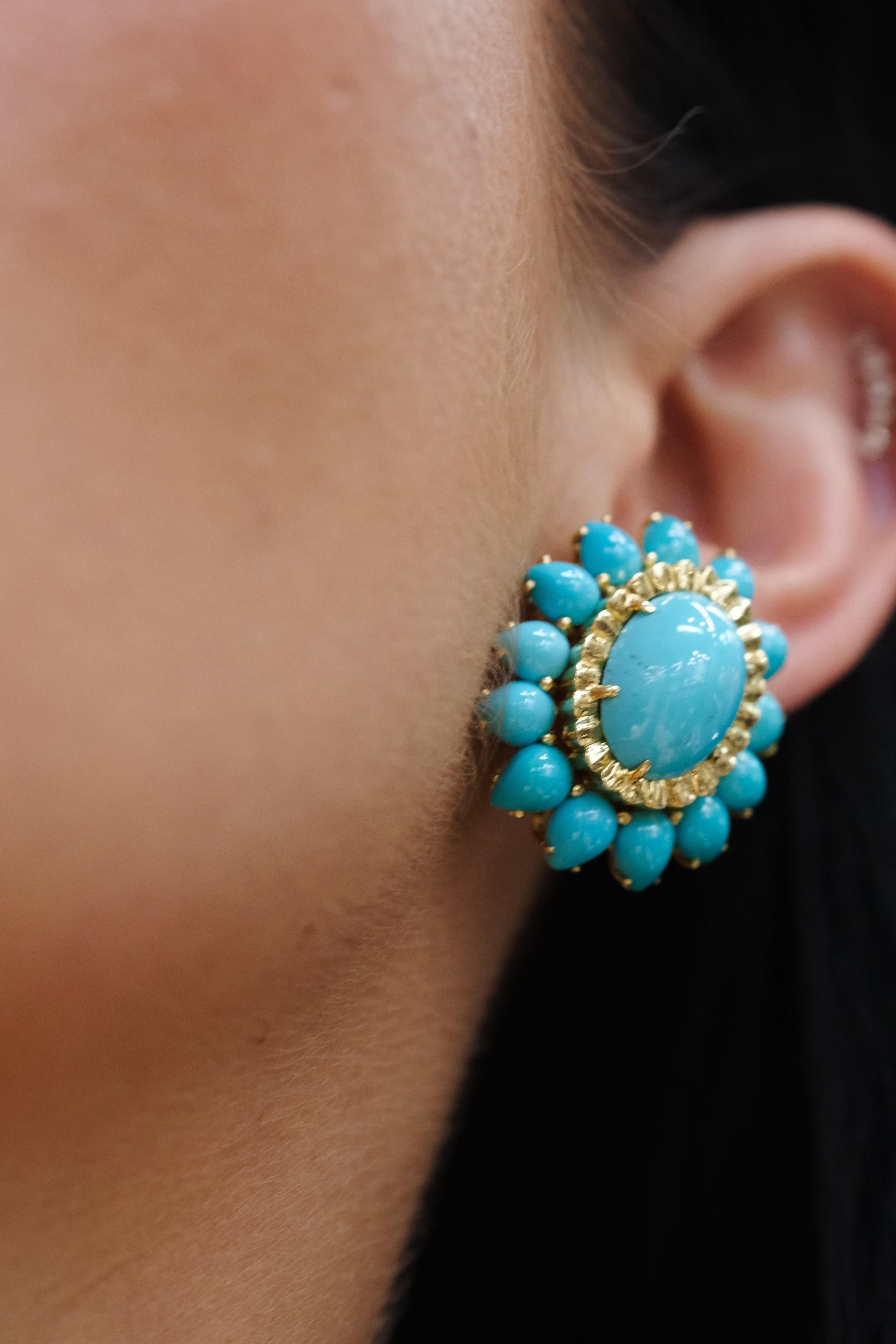 David Webb - Boucles d'oreilles à clip en or jaune 18 carats avec fleur en turquoise taillée en cabochon en vente 1