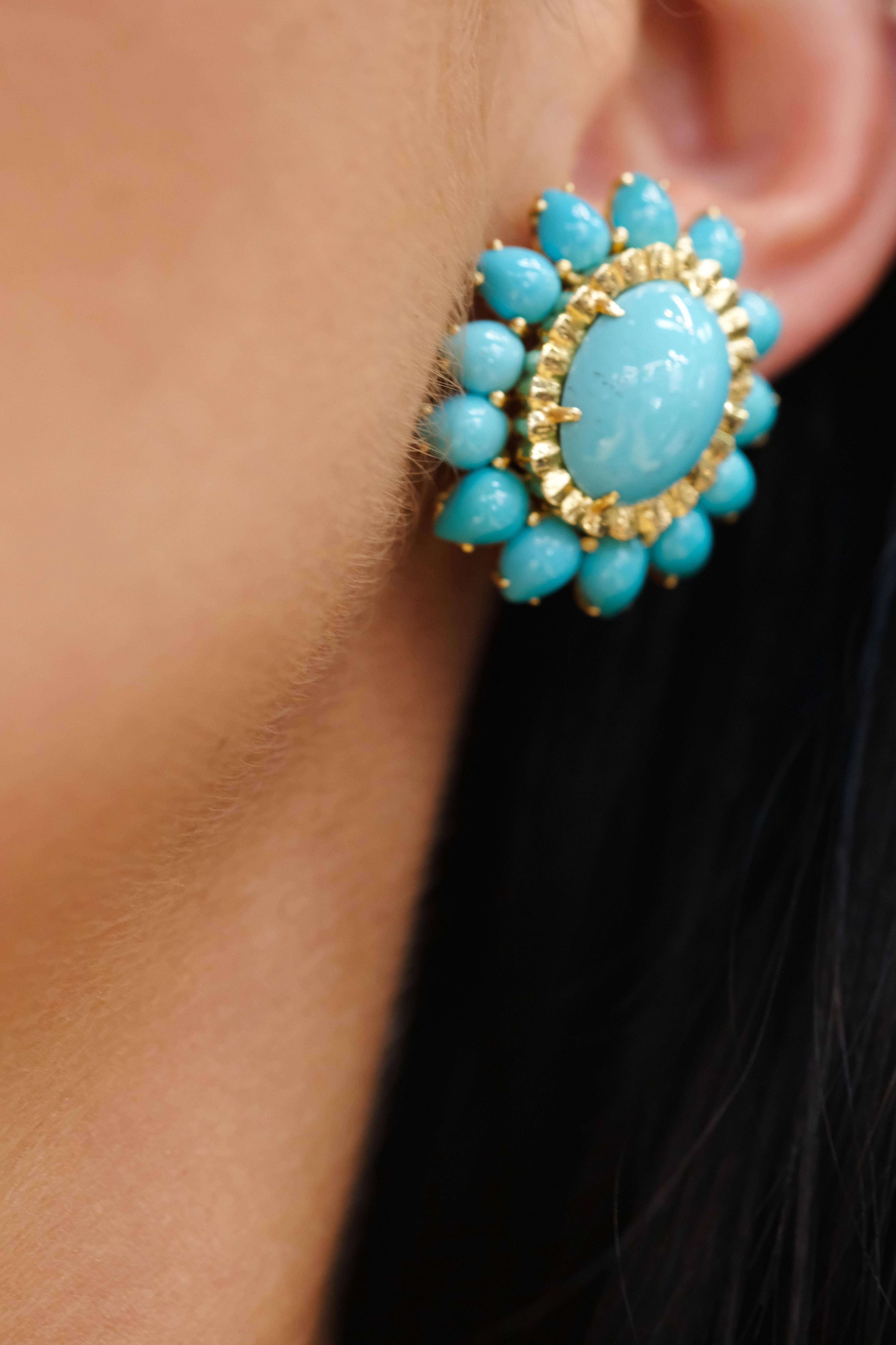 David Webb - Boucles d'oreilles à clip en or jaune 18 carats avec fleur en turquoise taillée en cabochon en vente 2