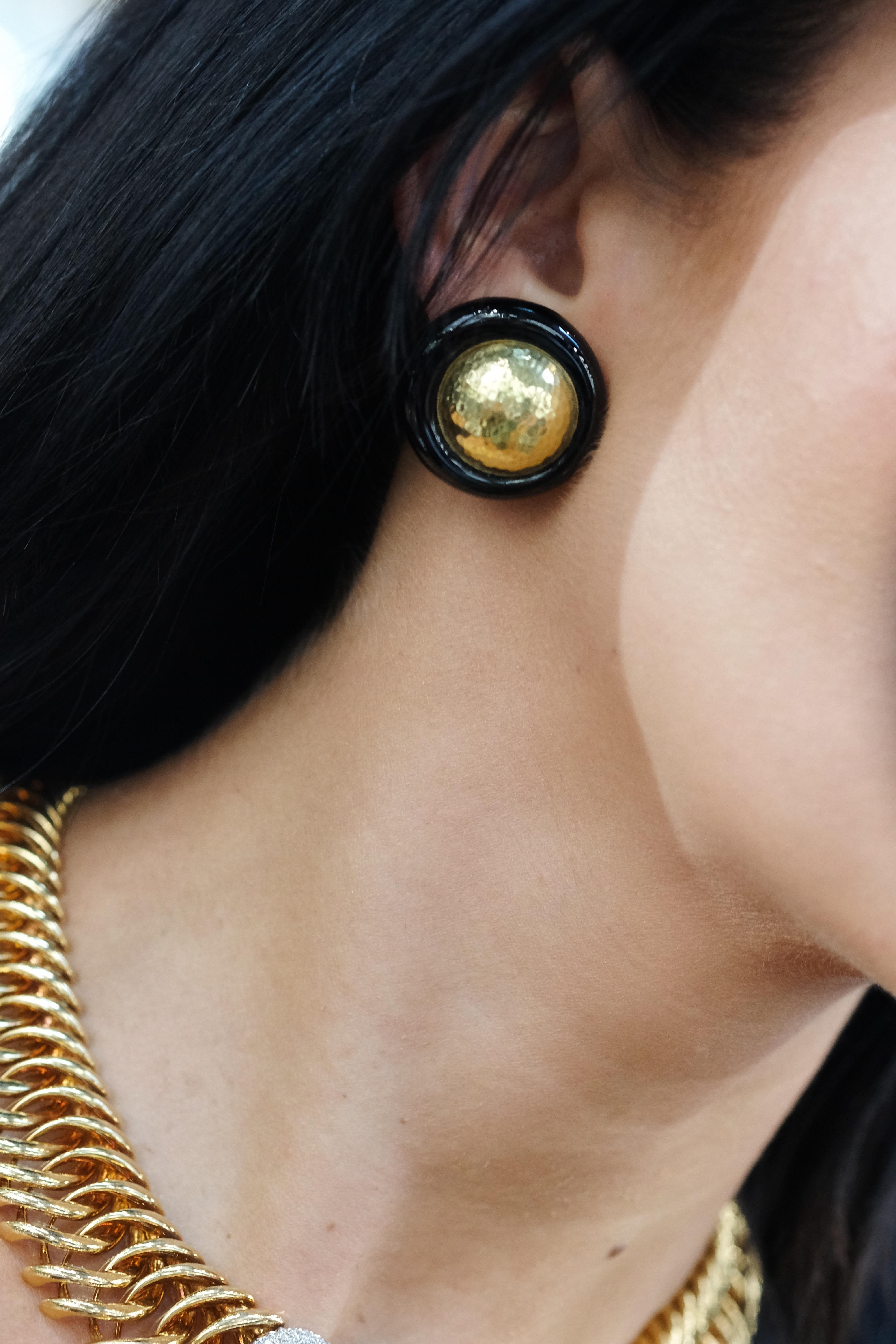 David Webb - Boucles d'oreilles Clips en platine et or jaune 18 carats Hammer et émail noir en vente 3