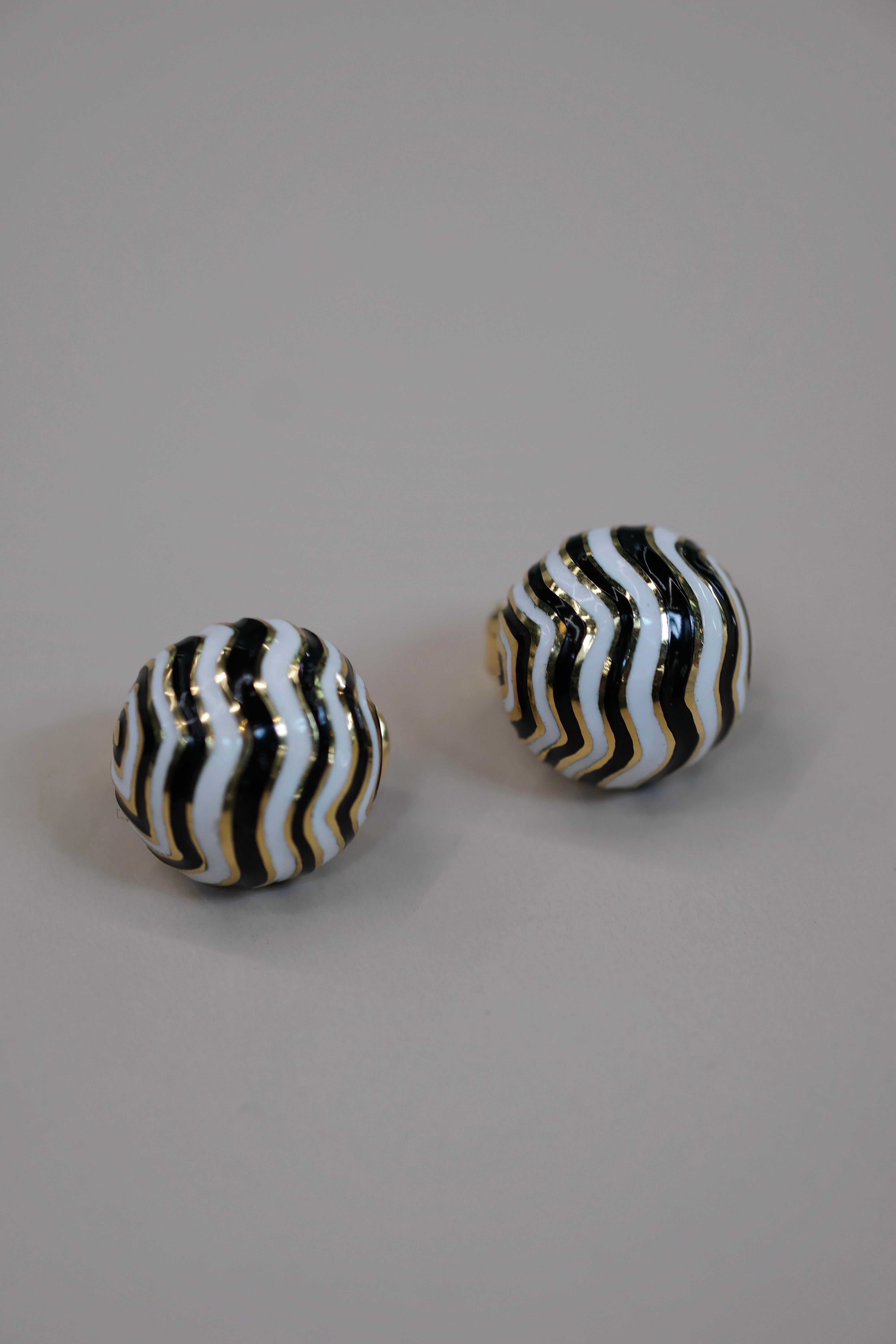Orecchini tondi con smalto Zebra firmati David Webb in vendita 4
