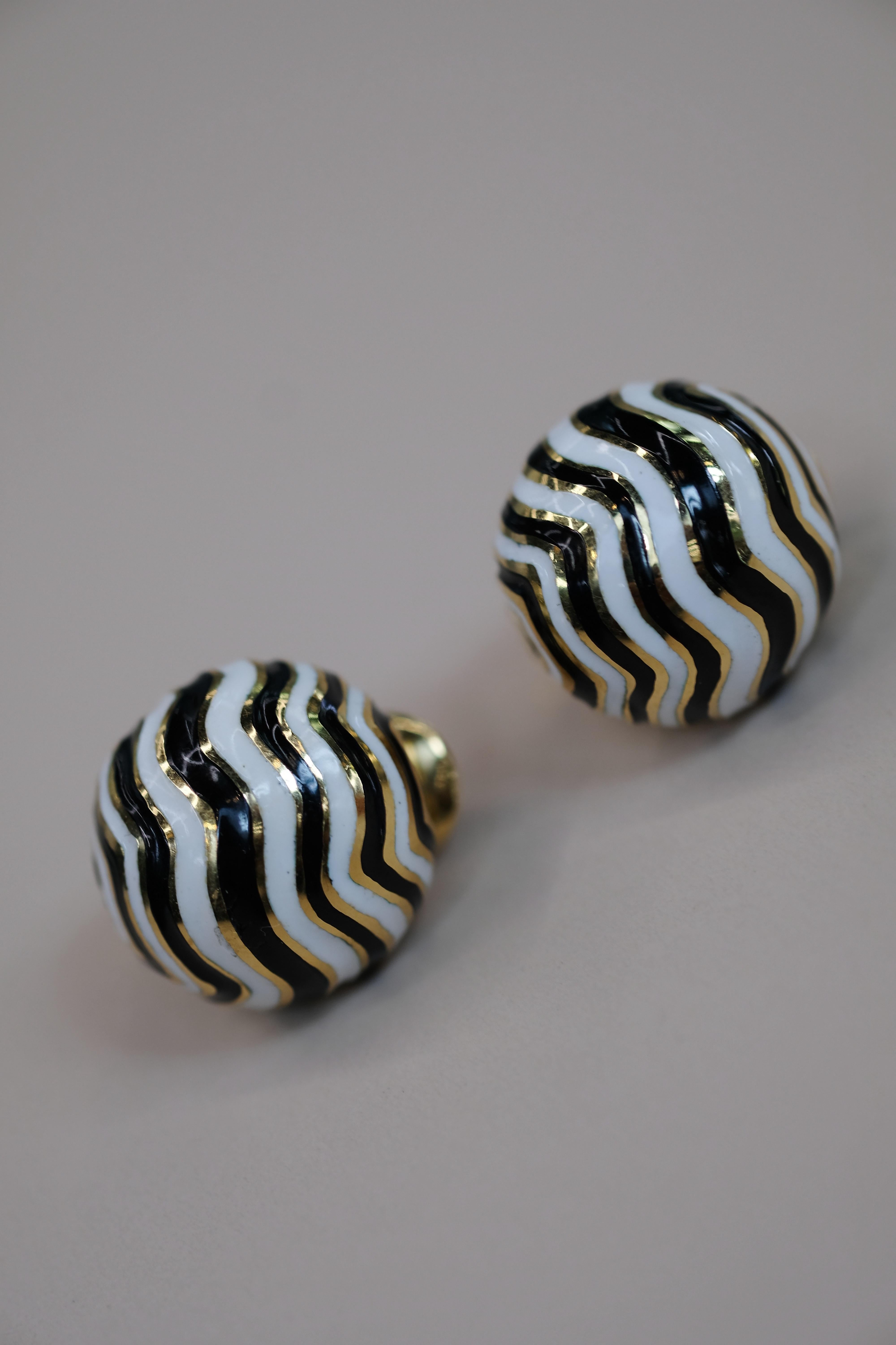 Orecchini tondi con smalto Zebra firmati David Webb in vendita 3