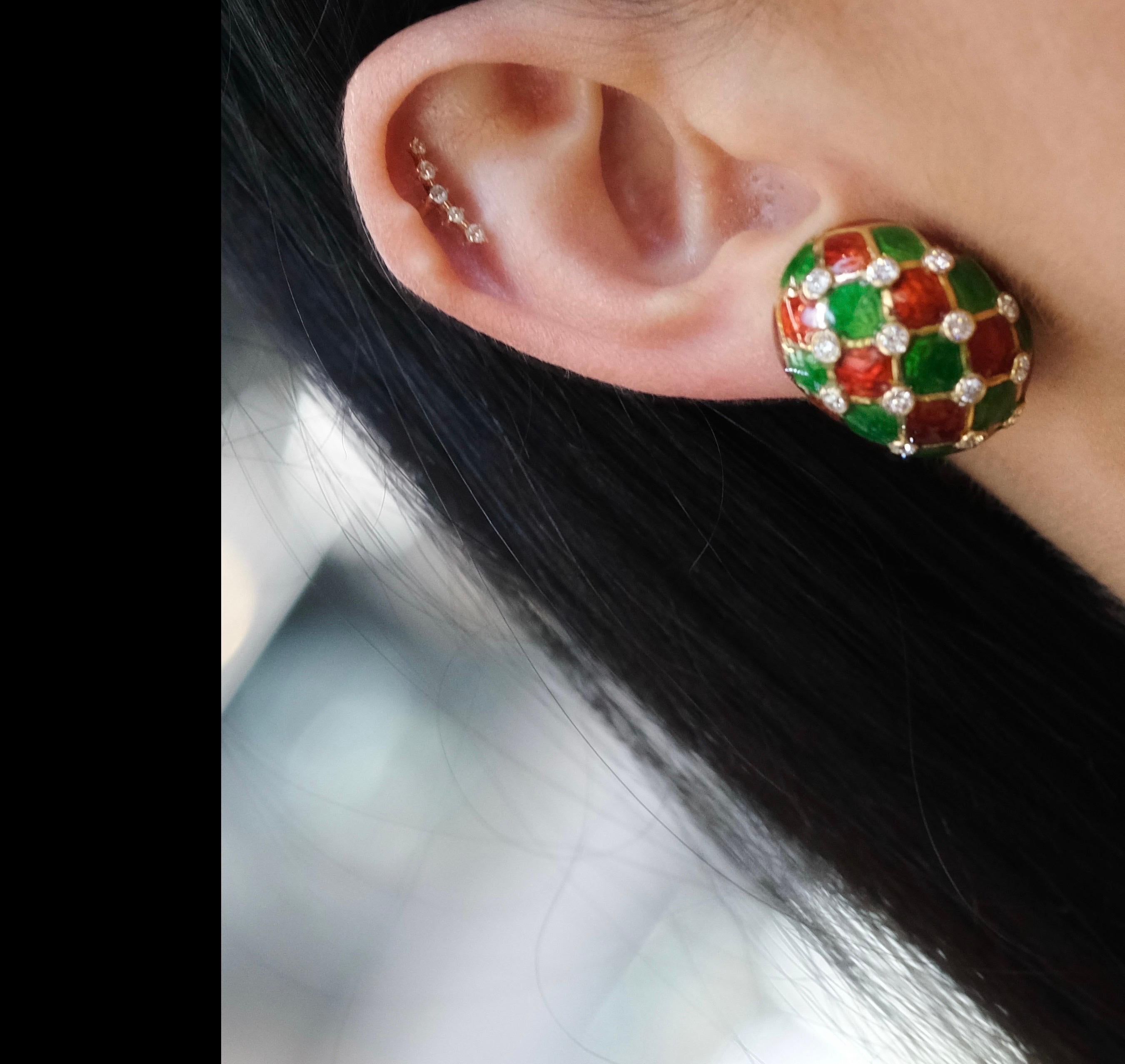 David Webb Boucles d'oreilles en platine et or 18 carats avec damier et diamants en émail vert et rouge Pour femmes en vente