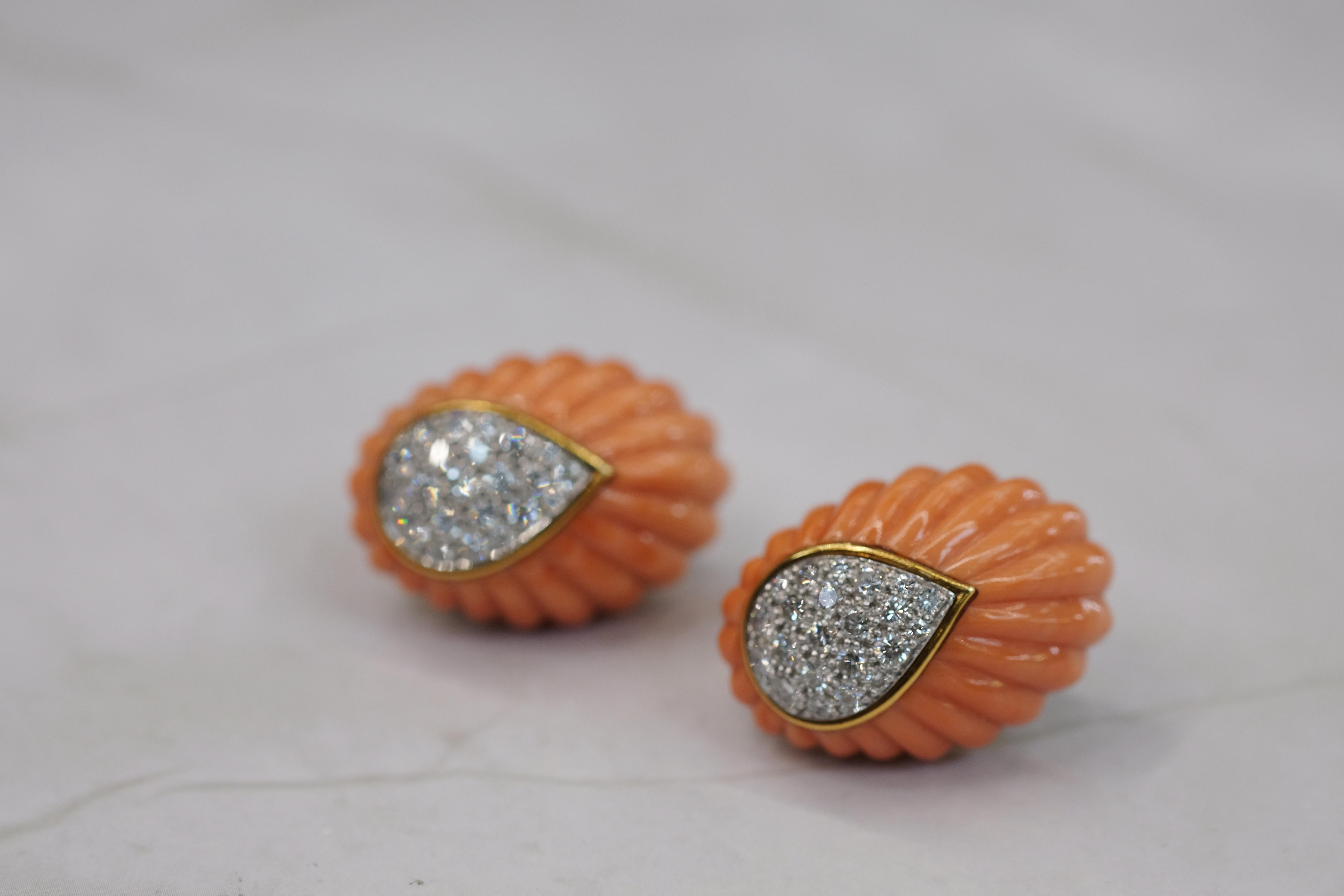 Pendientes de clip vintage de coral y diamantes en oro amarillo David Webb en Excelente estado para la venta en New York, NY