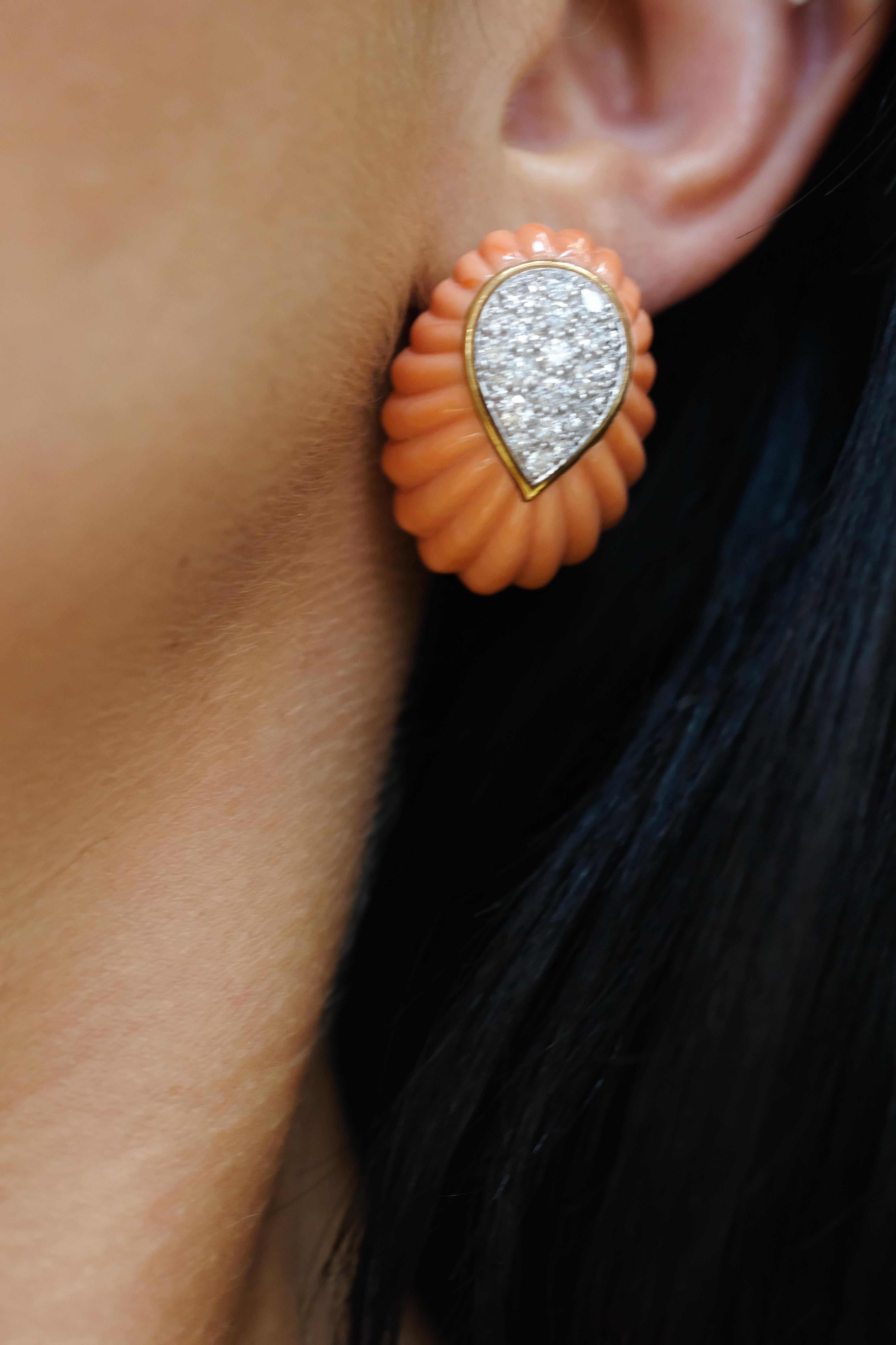 Pendientes de clip vintage de coral y diamantes en oro amarillo David Webb Corte redondo en venta