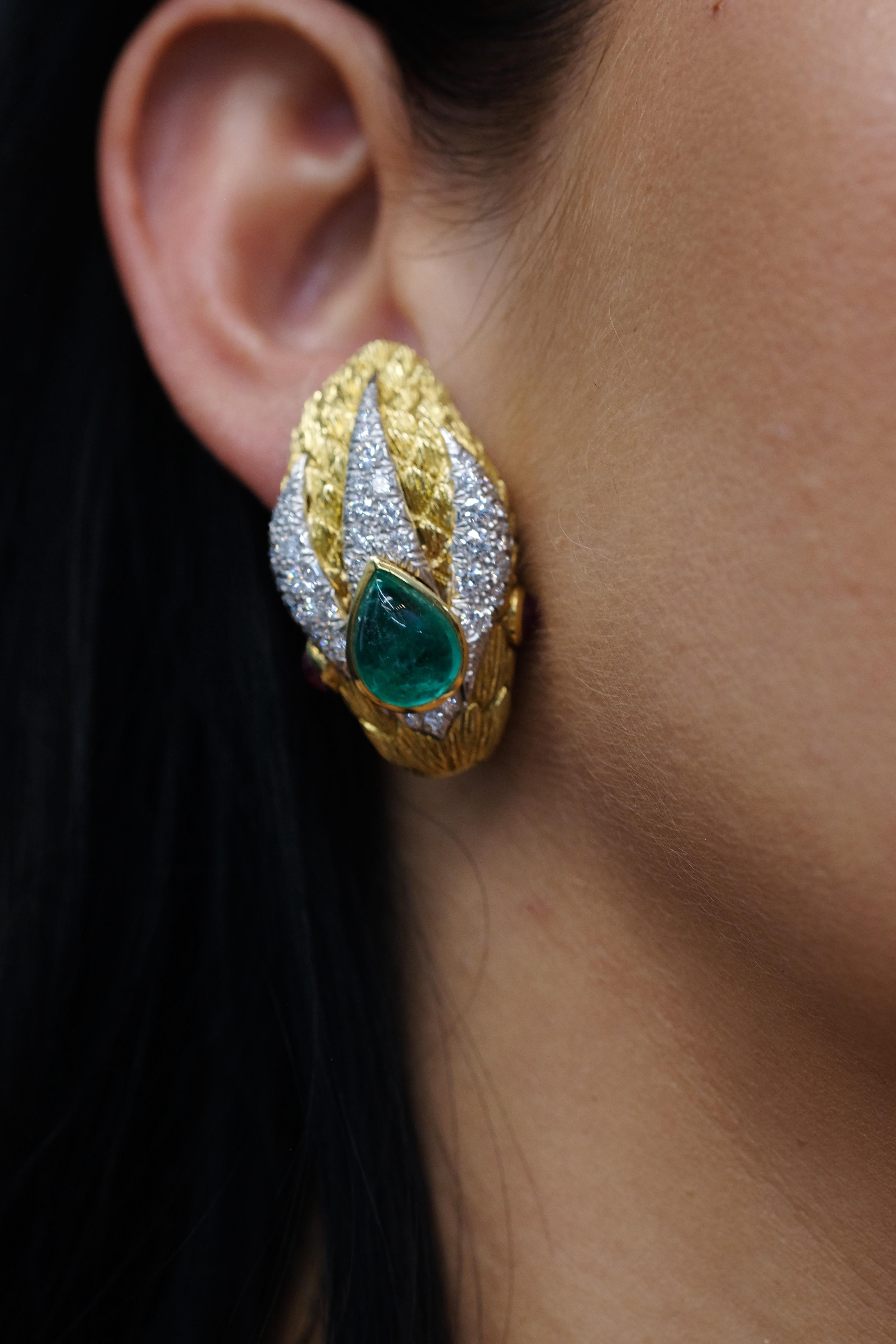 David Webb Orecchini a clip in platino e oro a forma di serpente con smeraldo verde e rubino e diamanti in vendita 2
