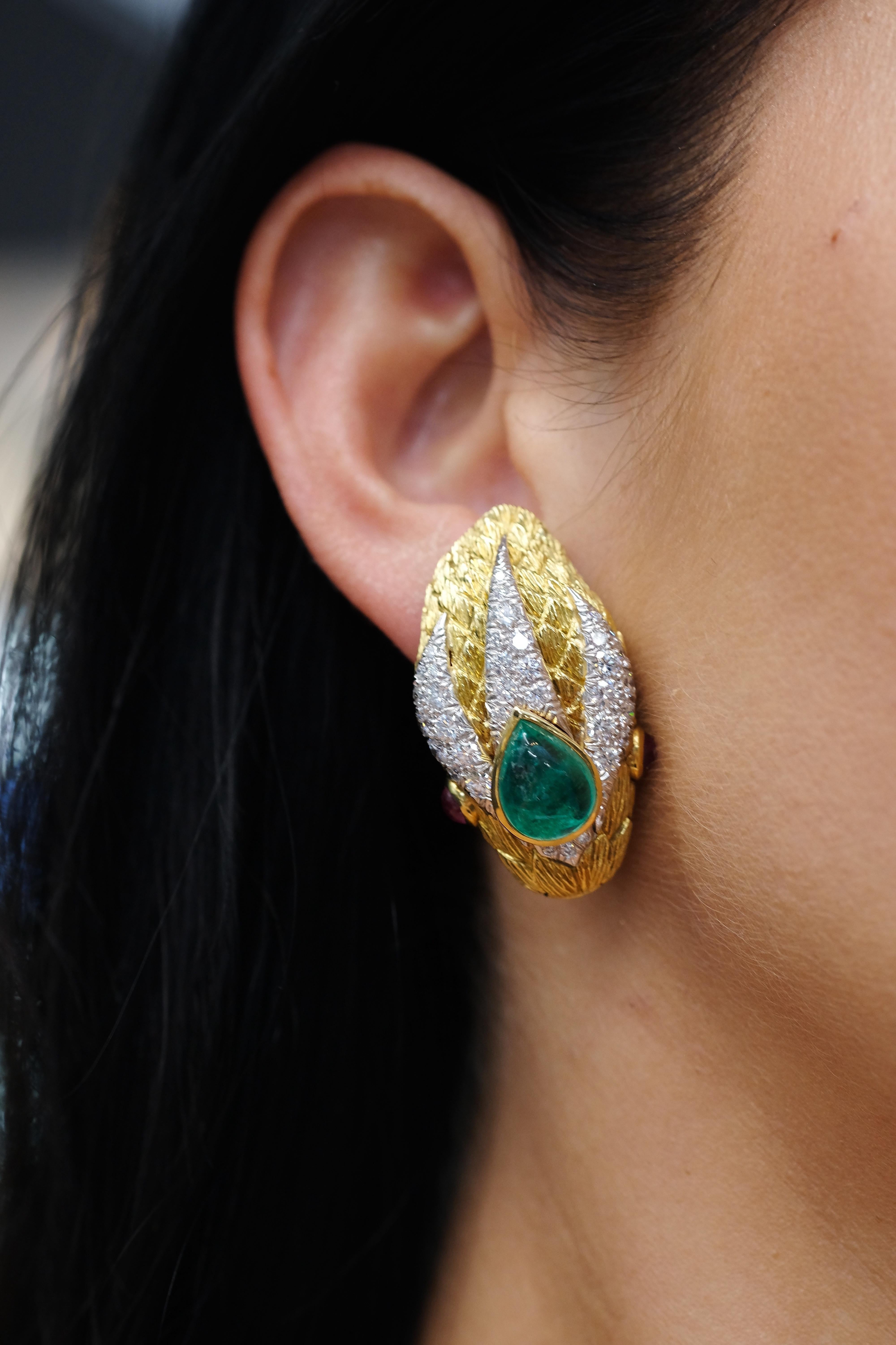 David Webb Orecchini a clip in platino e oro a forma di serpente con smeraldo verde e rubino e diamanti in vendita 1