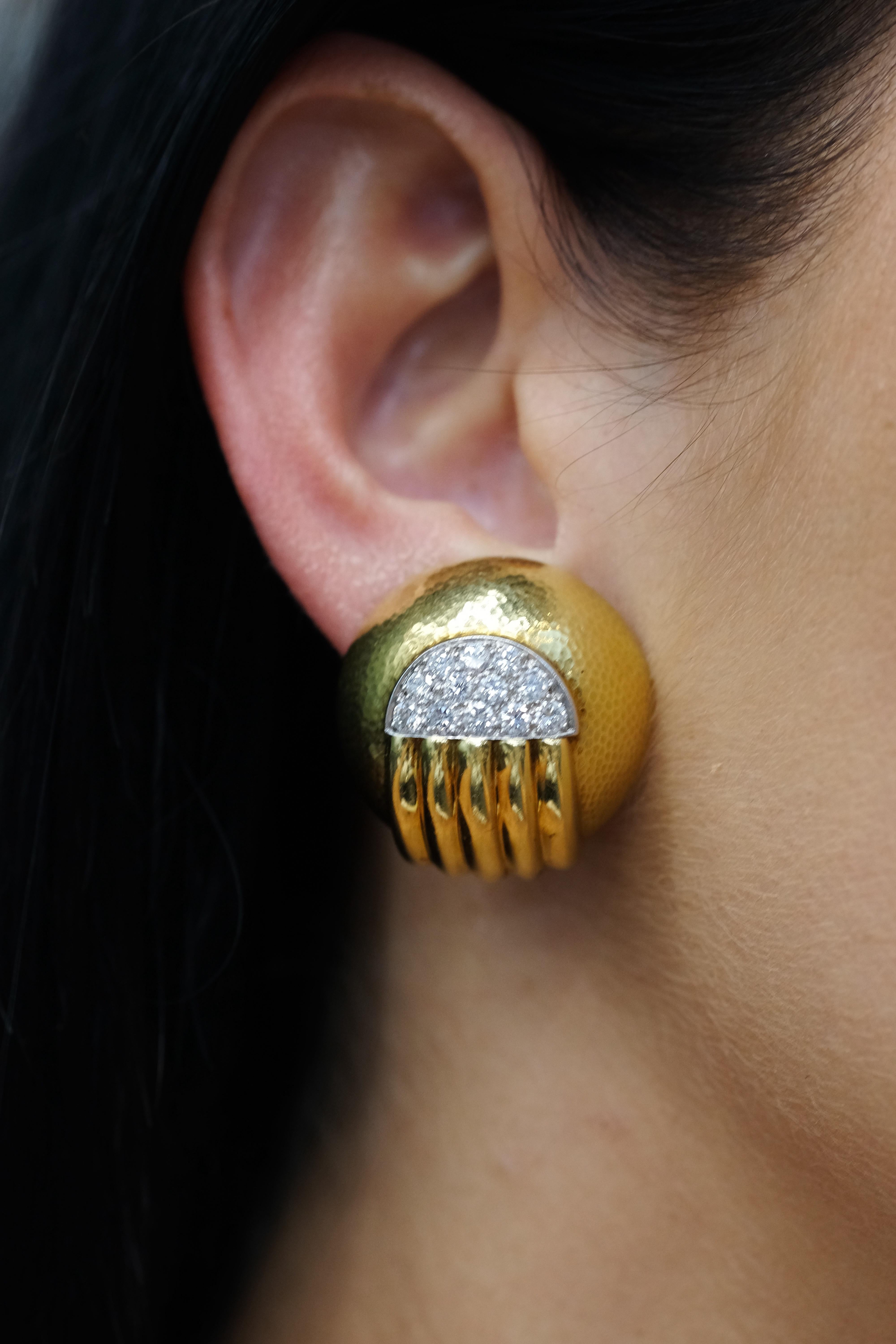 Donna David Webb, orecchini a clip articolati con cupola rotonda in platino e diamanti in oro 18 carati in vendita