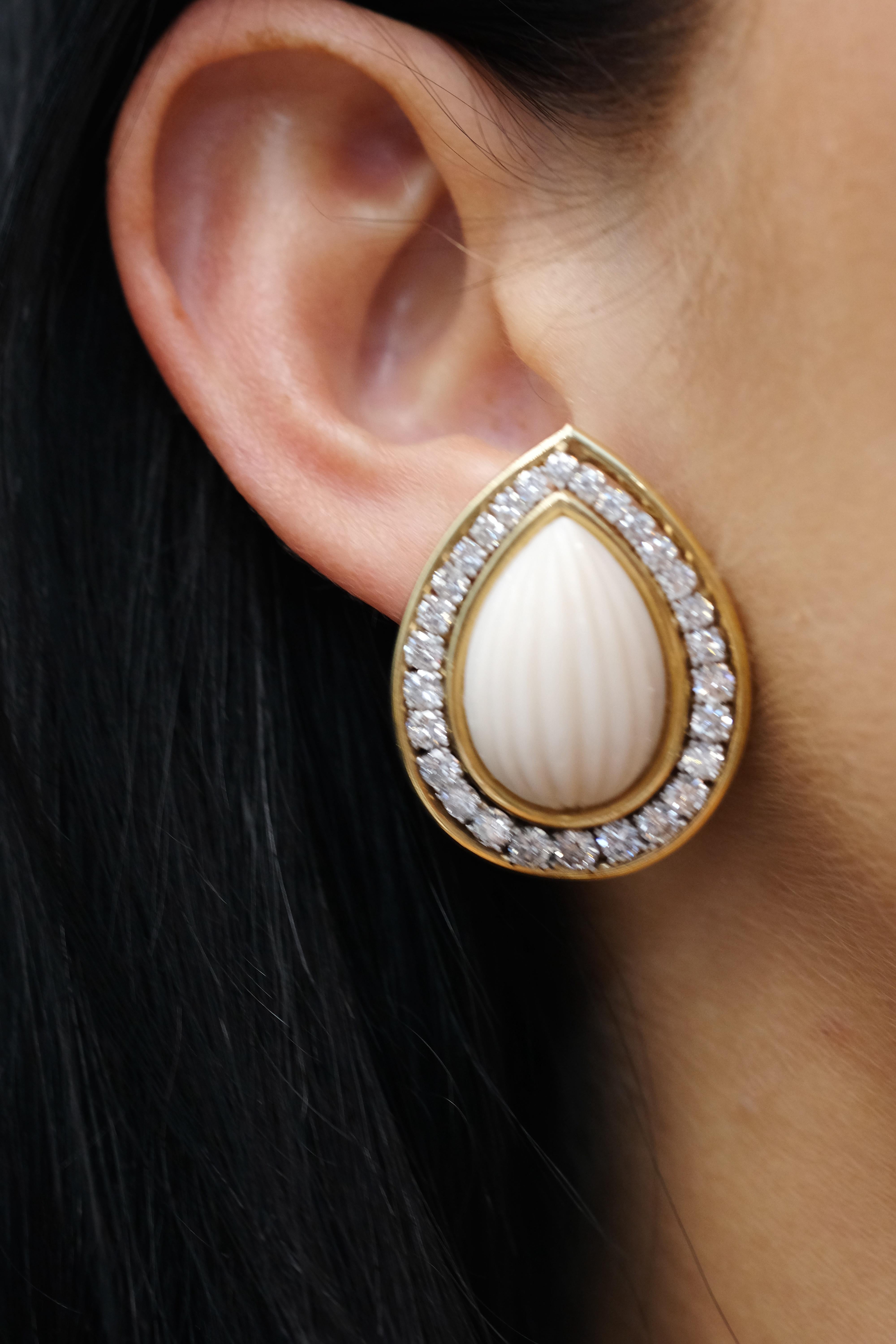 David Webb 18K Yellow Gold Fluted Coral Diamond Pear Drop Clip Earrings In Excellent Condition For Sale In New York, NY