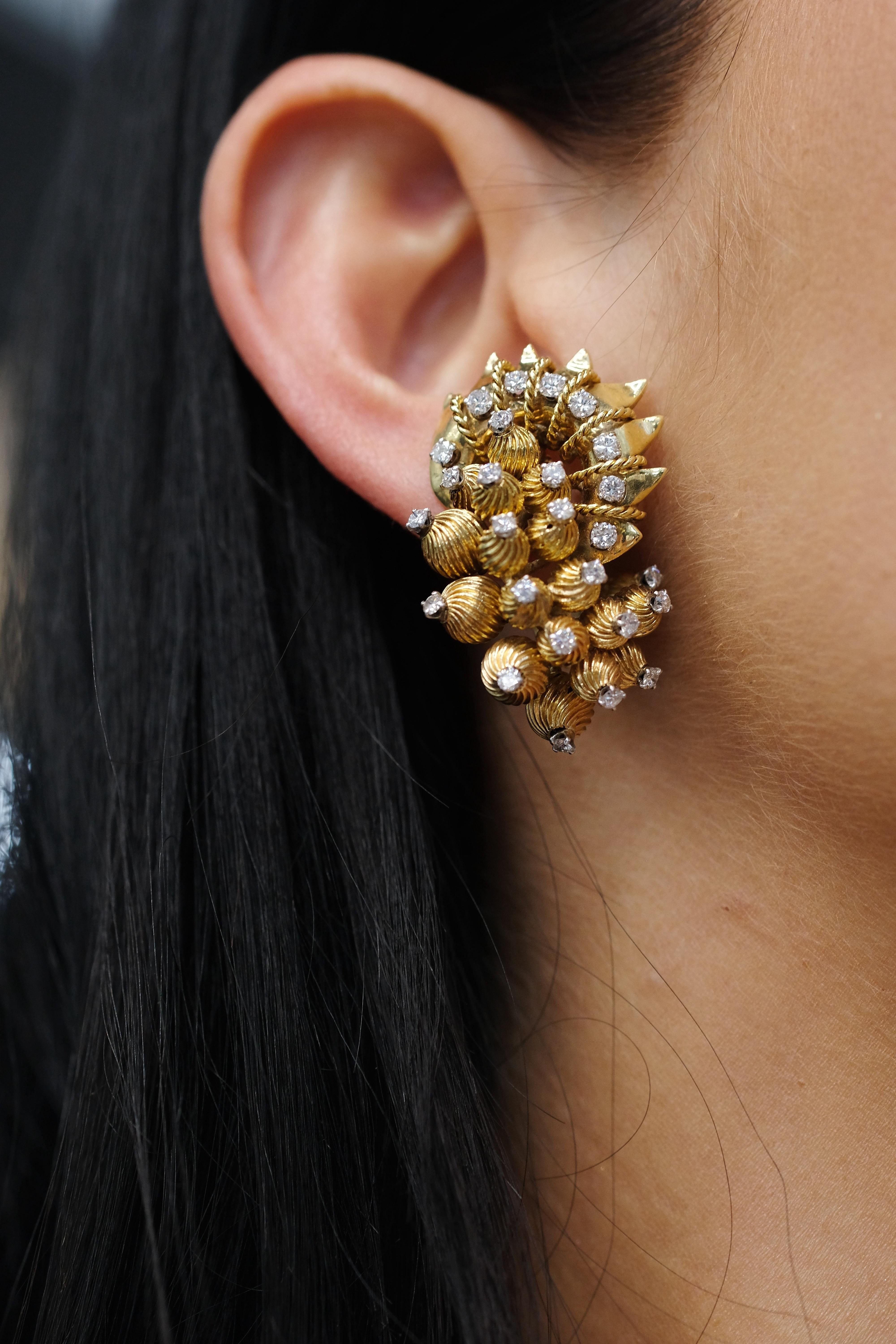 David Webb Yellow Gold Sculpted Set with Round Diamonds Earrings For Sale 1