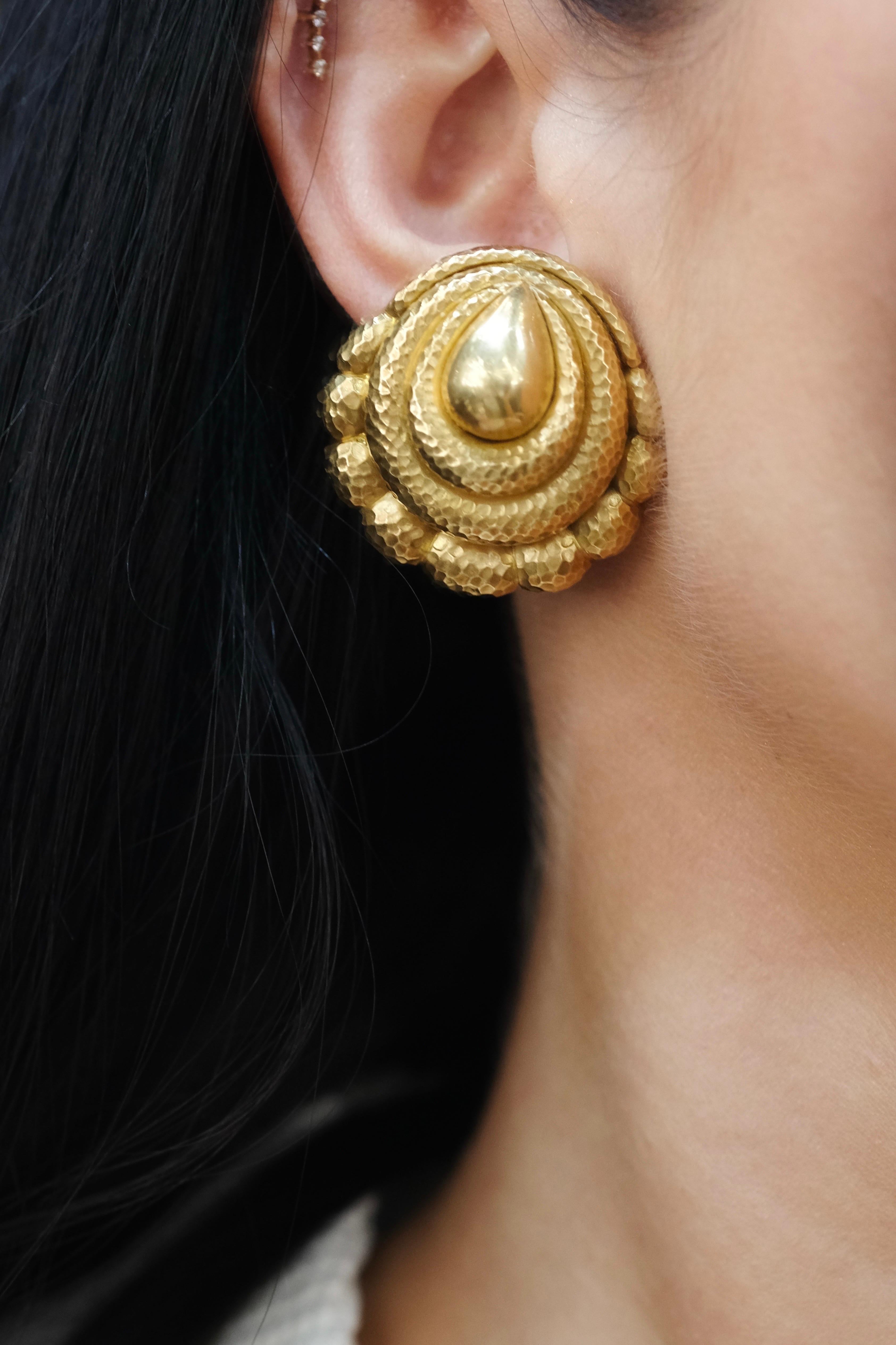 David Webb 18K Yellow Gold Scrolled Textured Clip Earrings For Sale 1