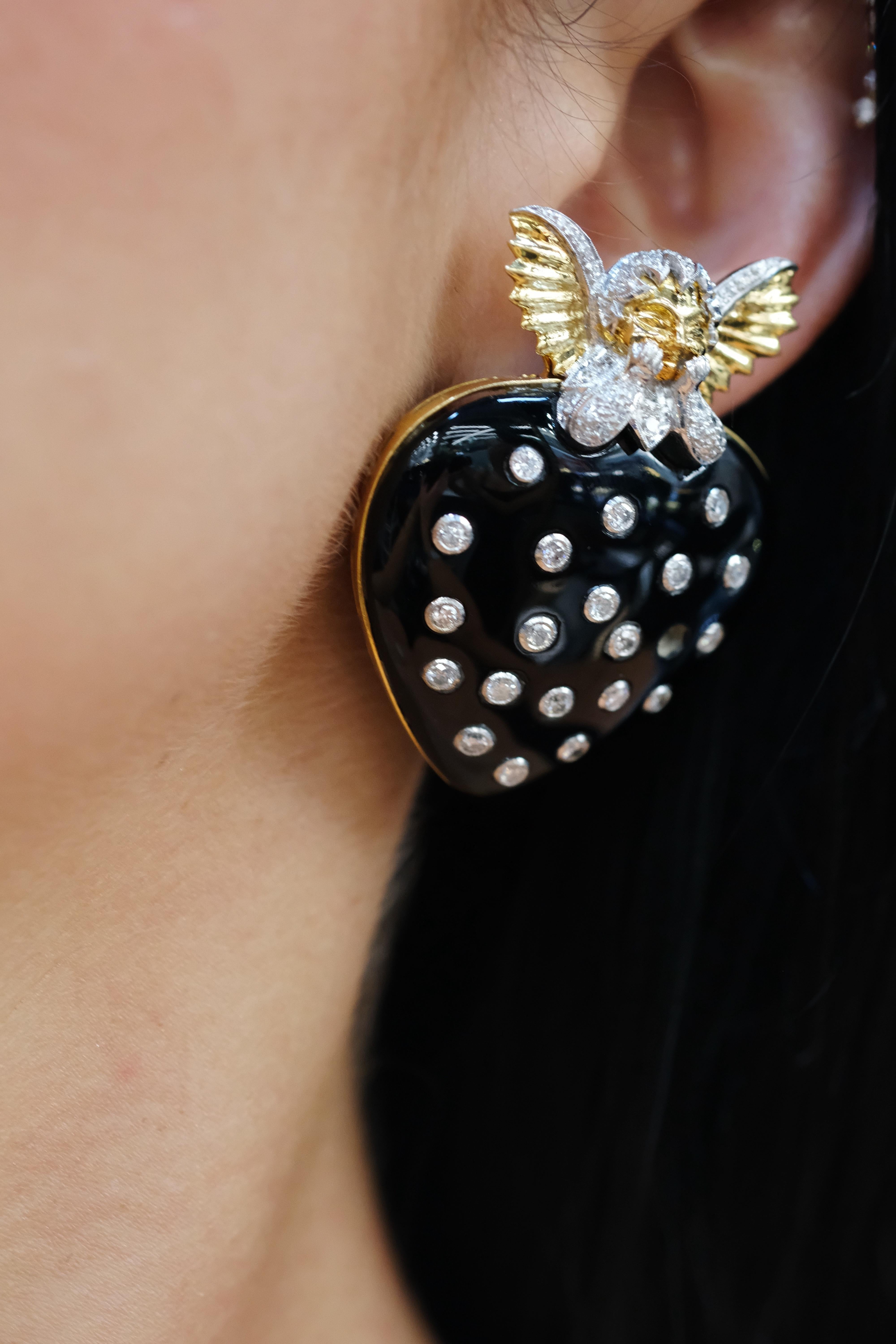 David Webb Boucles d'oreilles en or jaune 18K émail noir, cœur et Cupidon sertis de diamants Pour femmes en vente