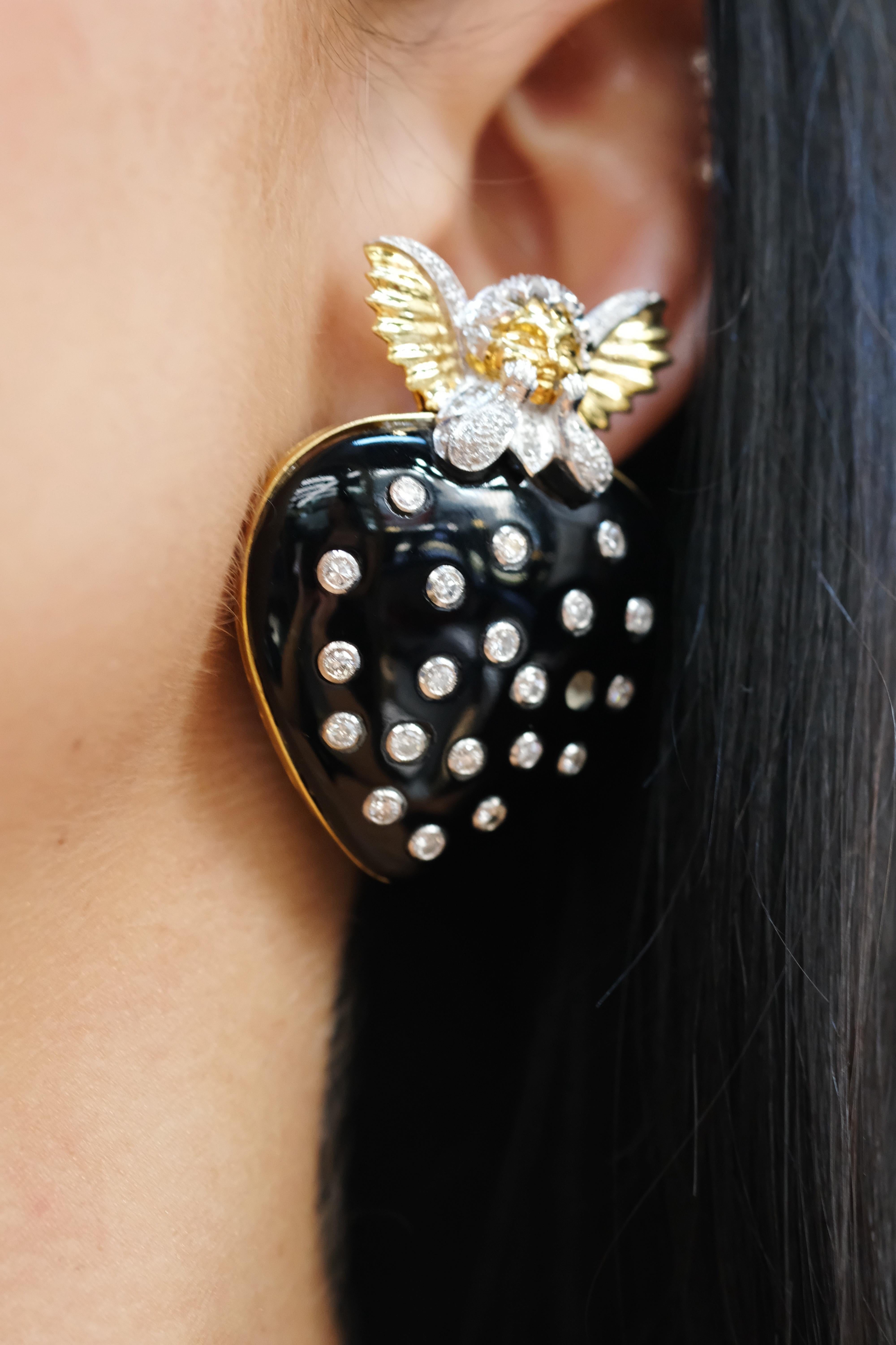 David Webb Boucles d'oreilles en or jaune 18K émail noir, cœur et Cupidon sertis de diamants Excellent état - En vente à New York, NY