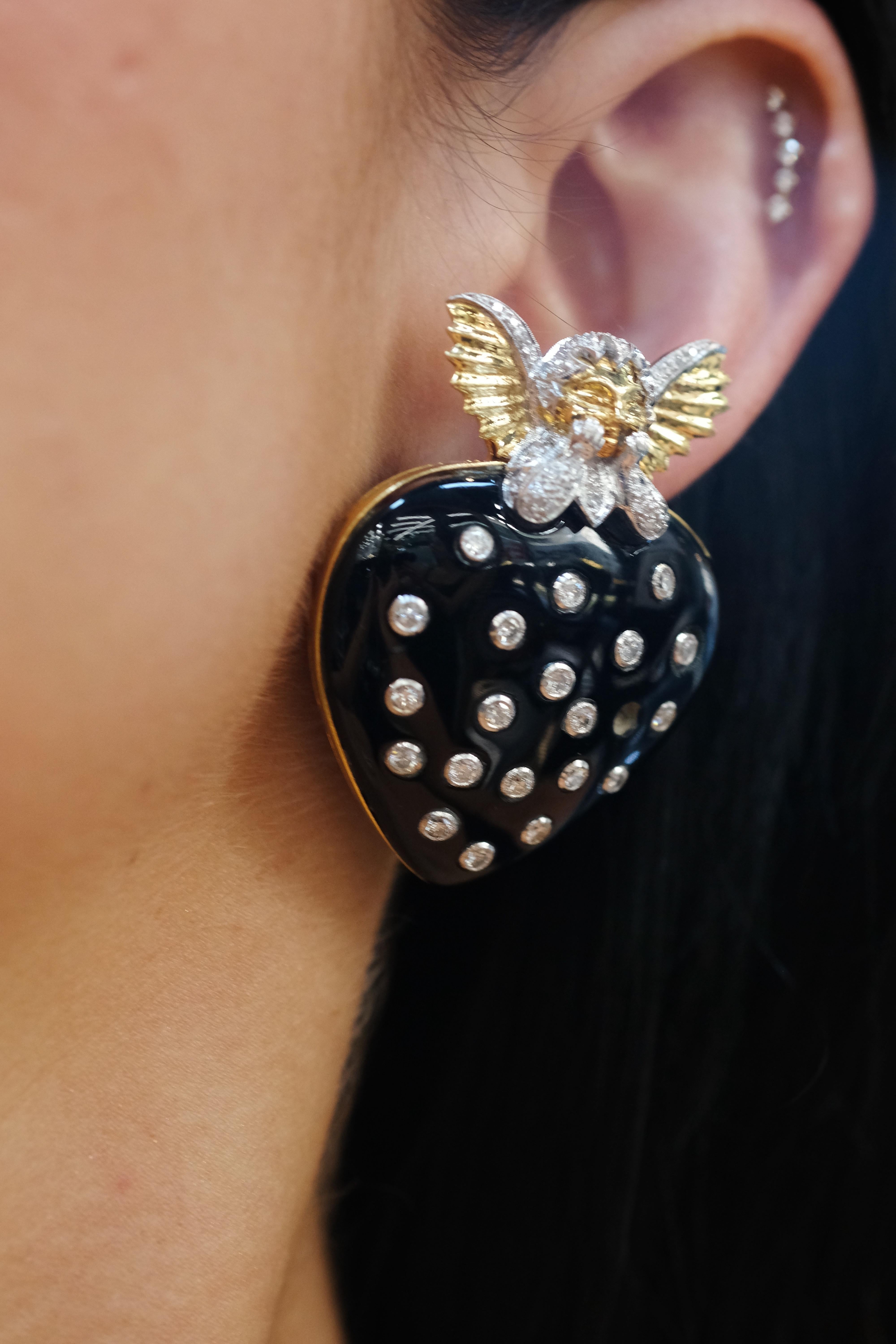 David Webb Boucles d'oreilles en or jaune 18K émail noir, cœur et Cupidon sertis de diamants en vente 1